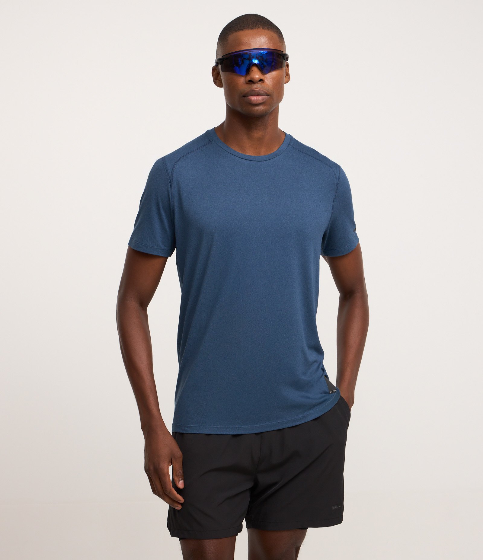 Camiseta Regular Esportiva em Tecnologia Dry com Etiqueta na Barra Azul Escuro 1