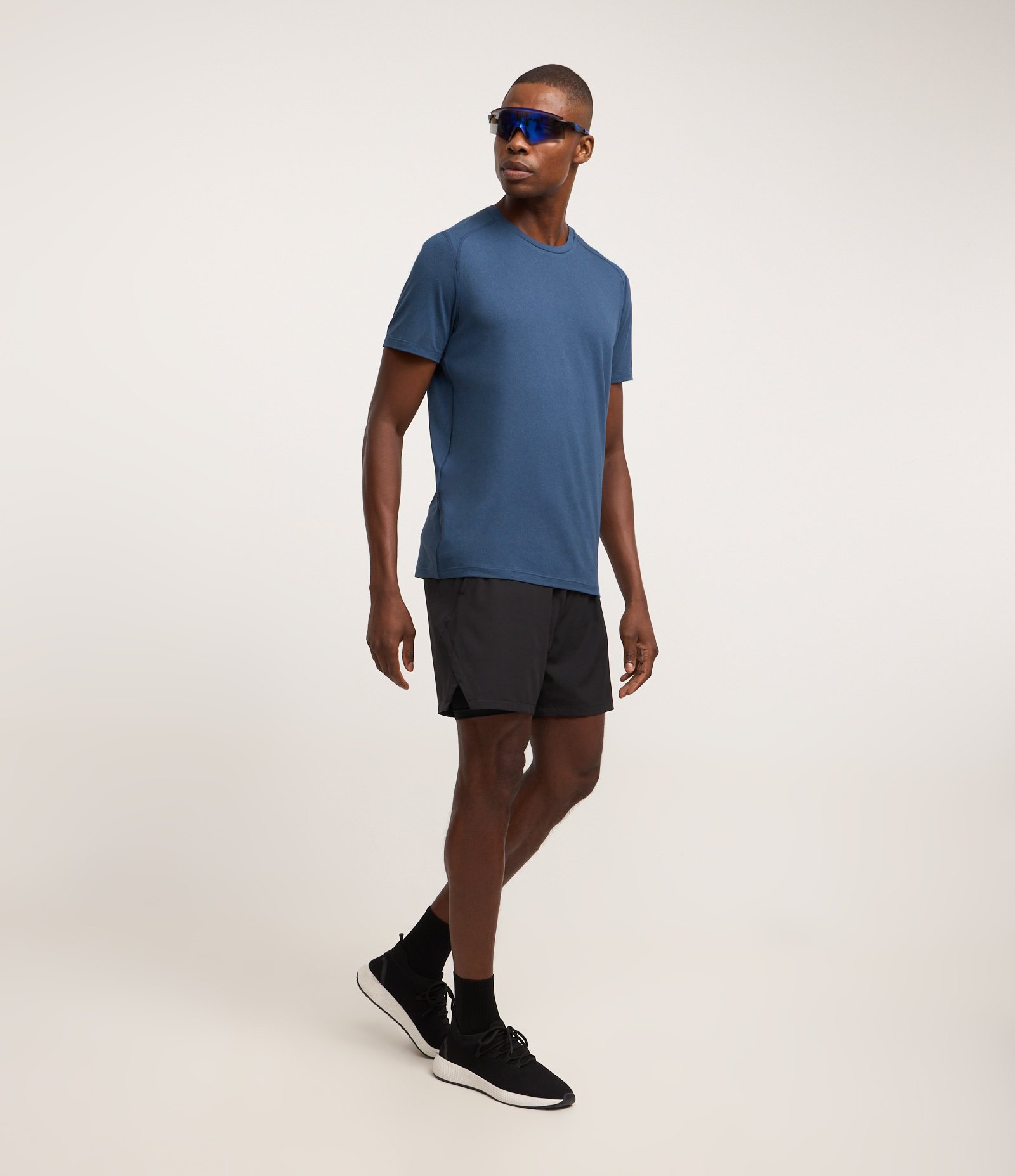 Camiseta Regular Esportiva em Tecnologia Dry com Etiqueta na Barra Azul Escuro 2