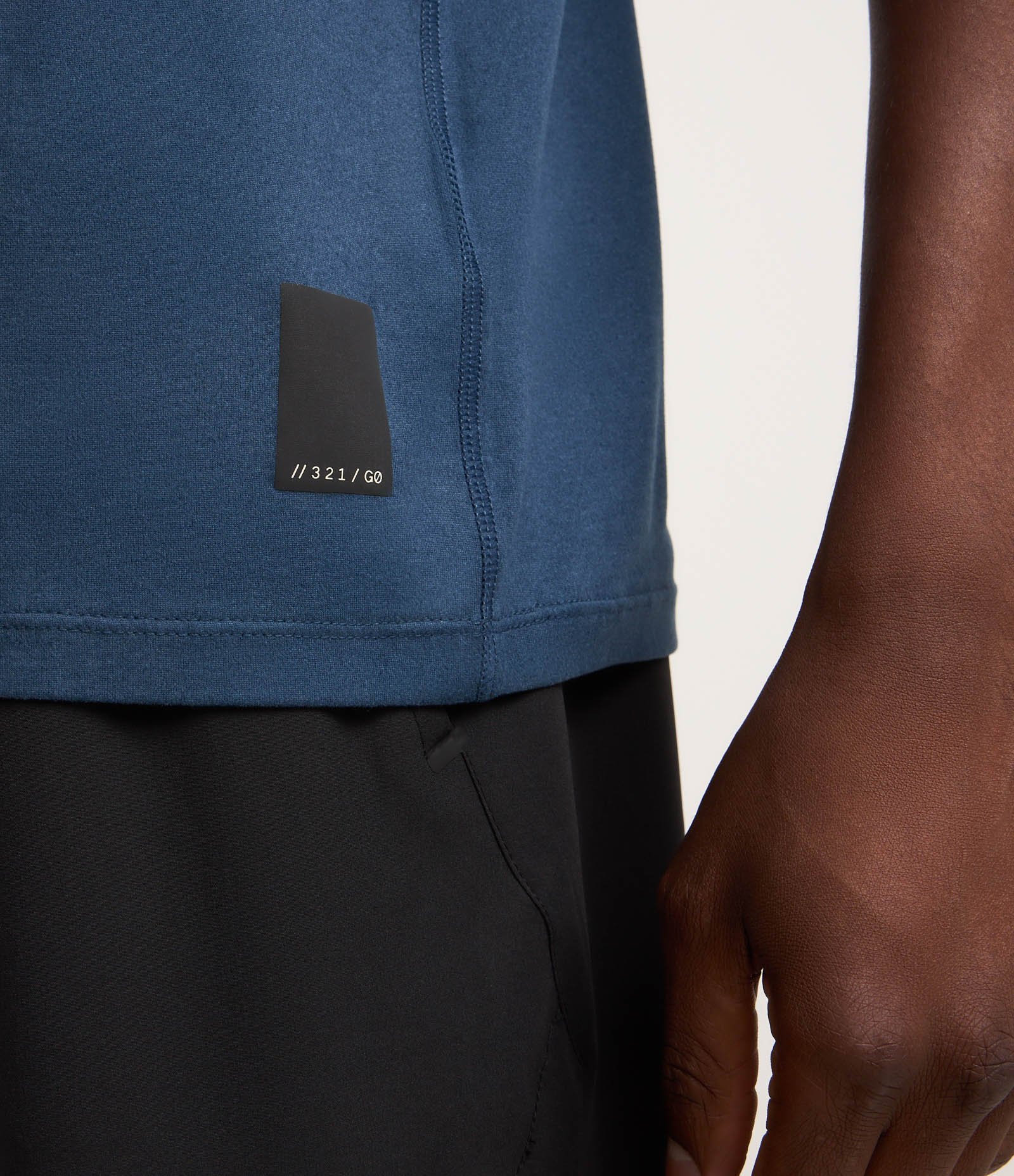 Camiseta Regular Esportiva em Tecnologia Dry com Etiqueta na Barra Azul Escuro 4