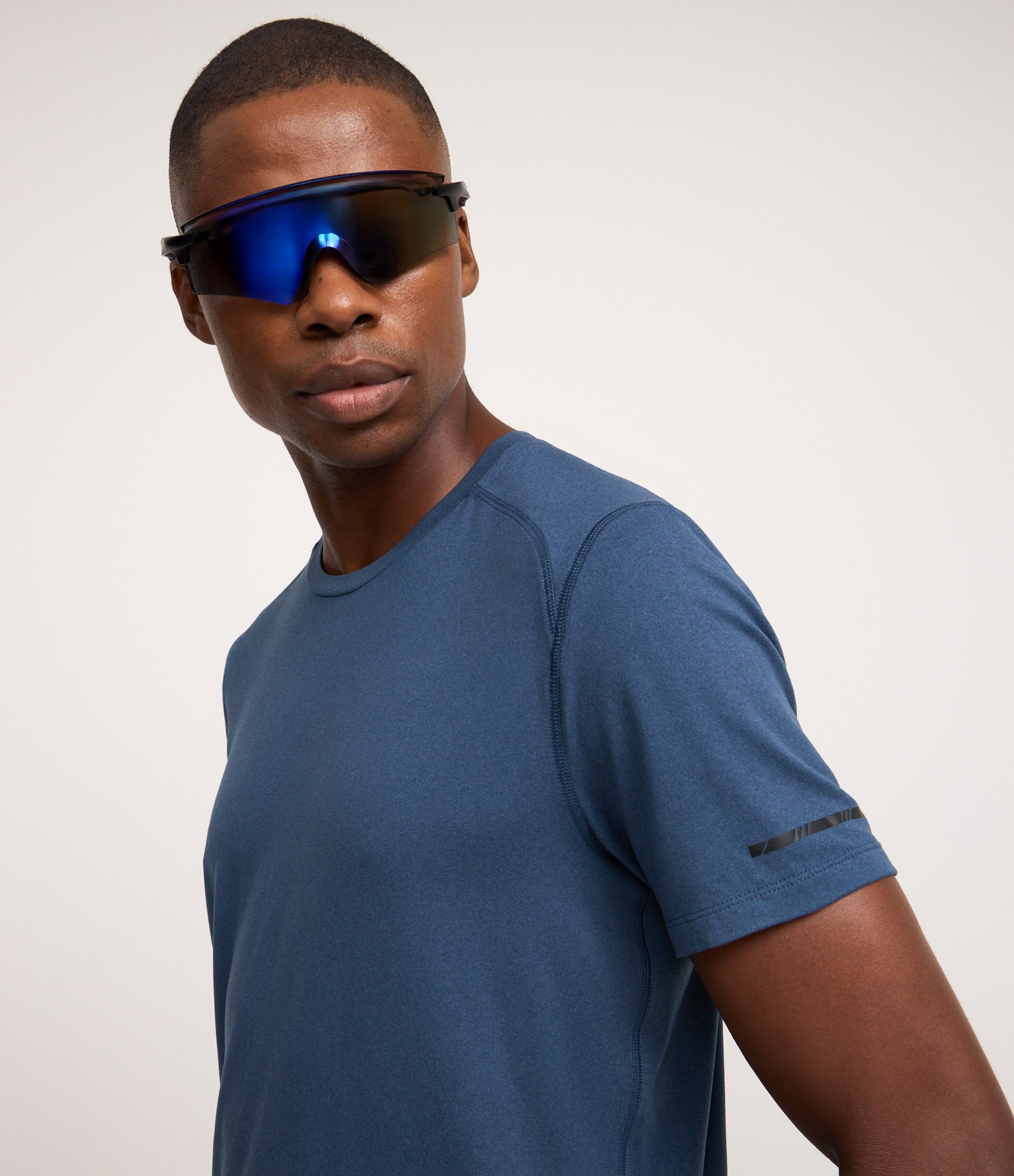 Camiseta Regular Esportiva em Tecnologia Dry com Etiqueta na Barra Azul Escuro 5