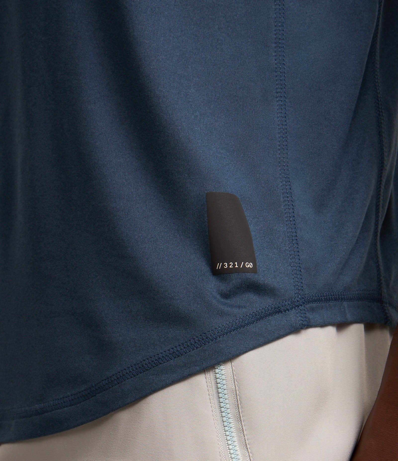 Regata Regular Esportiva com Etiqueta na Barra e Detalhe Contrastante Azul Médio 3