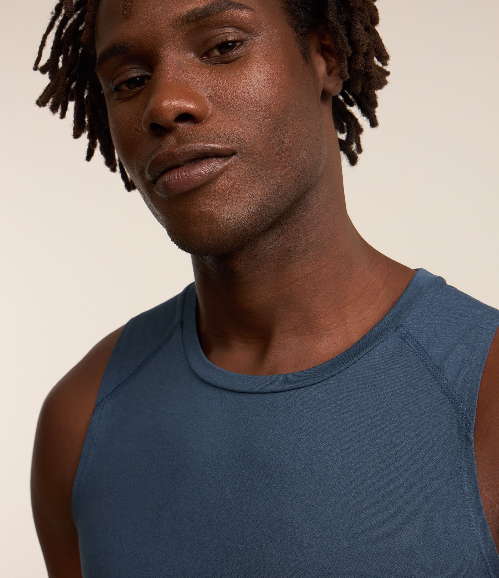 Regata Regular Esportiva com Etiqueta na Barra e Detalhe Contrastante Azul Médio 4