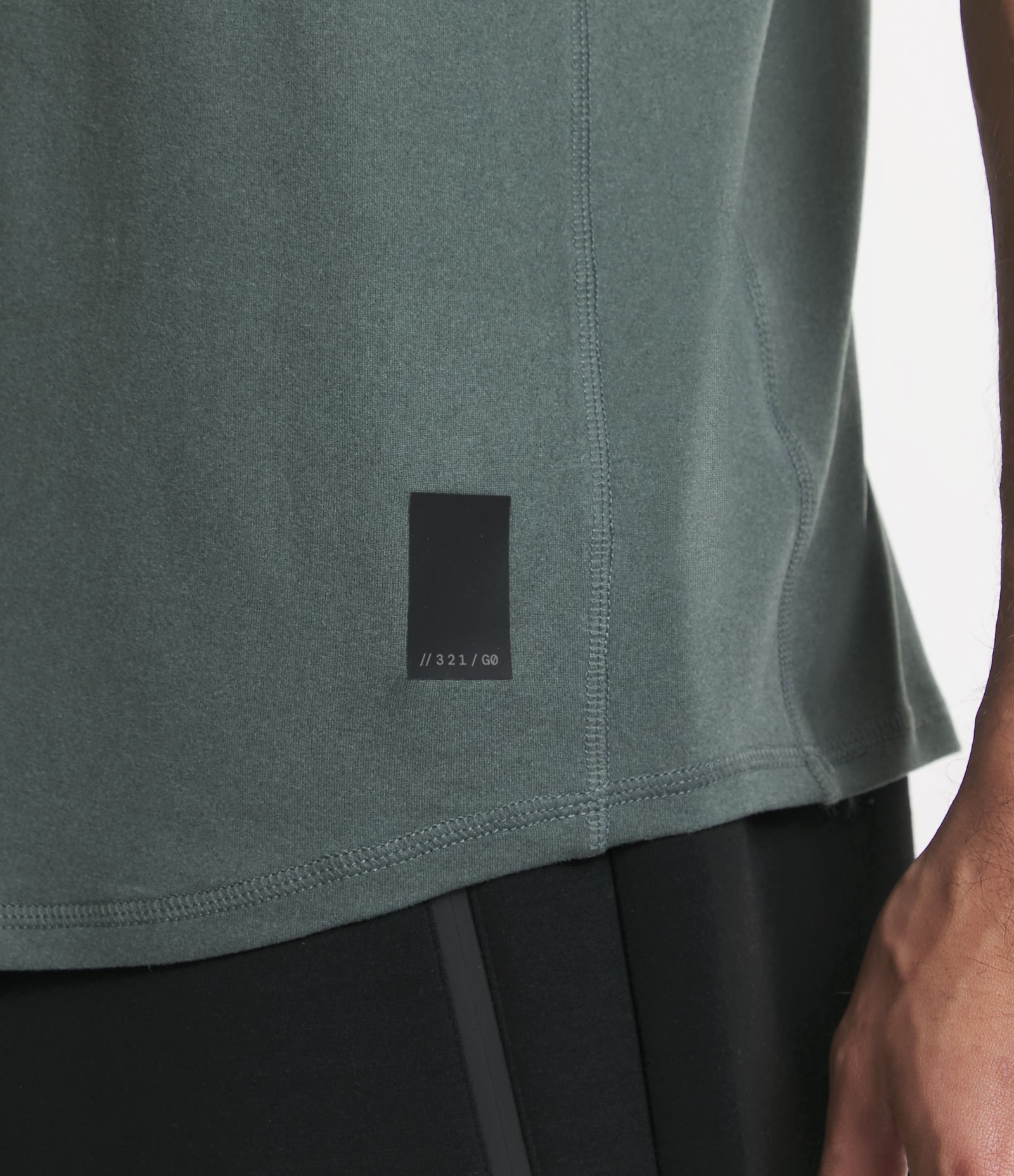 Regata Regular Esportiva com Etiqueta na Barra e Detalhe Contrastante Verde 5