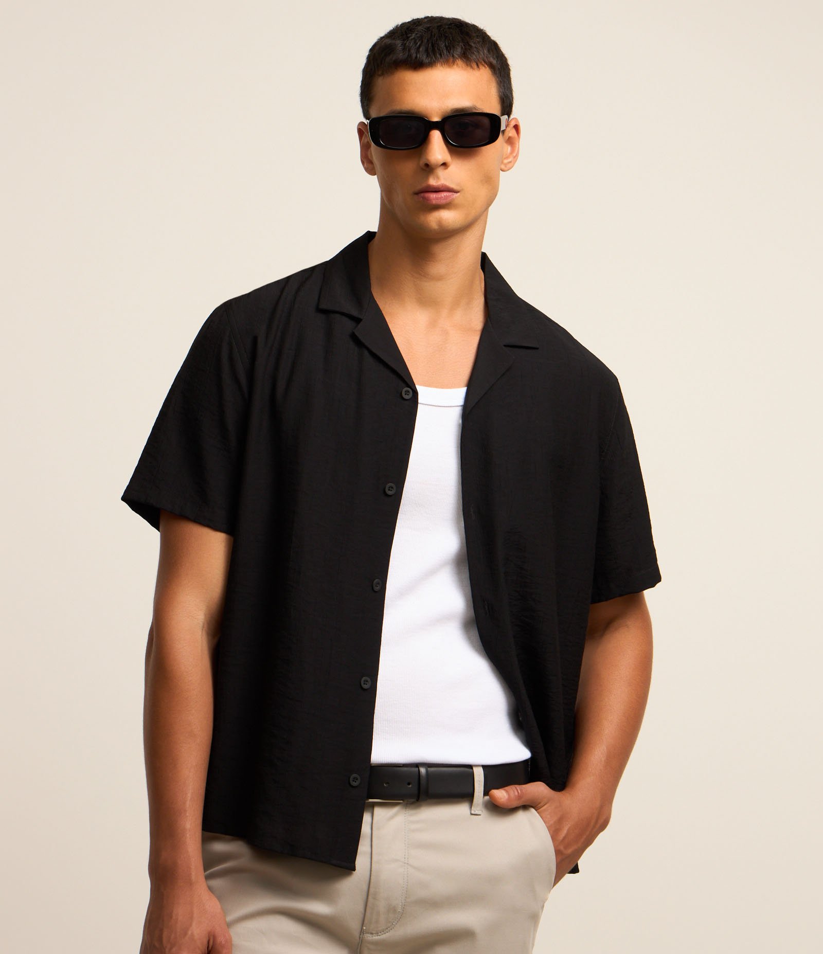 Camisa Boxy Texturizada com Gola Bowling Preto 1