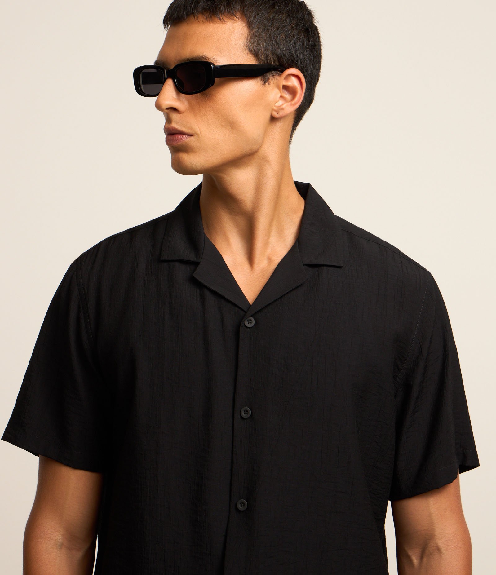 Camisa Boxy Texturizada com Gola Bowling Preto 3