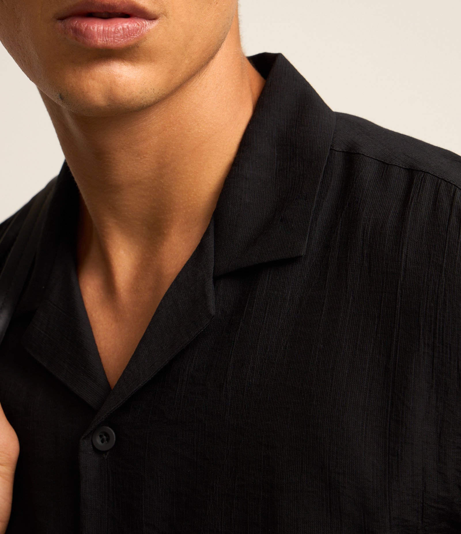 Camisa Boxy Texturizada com Gola Bowling Preto 4