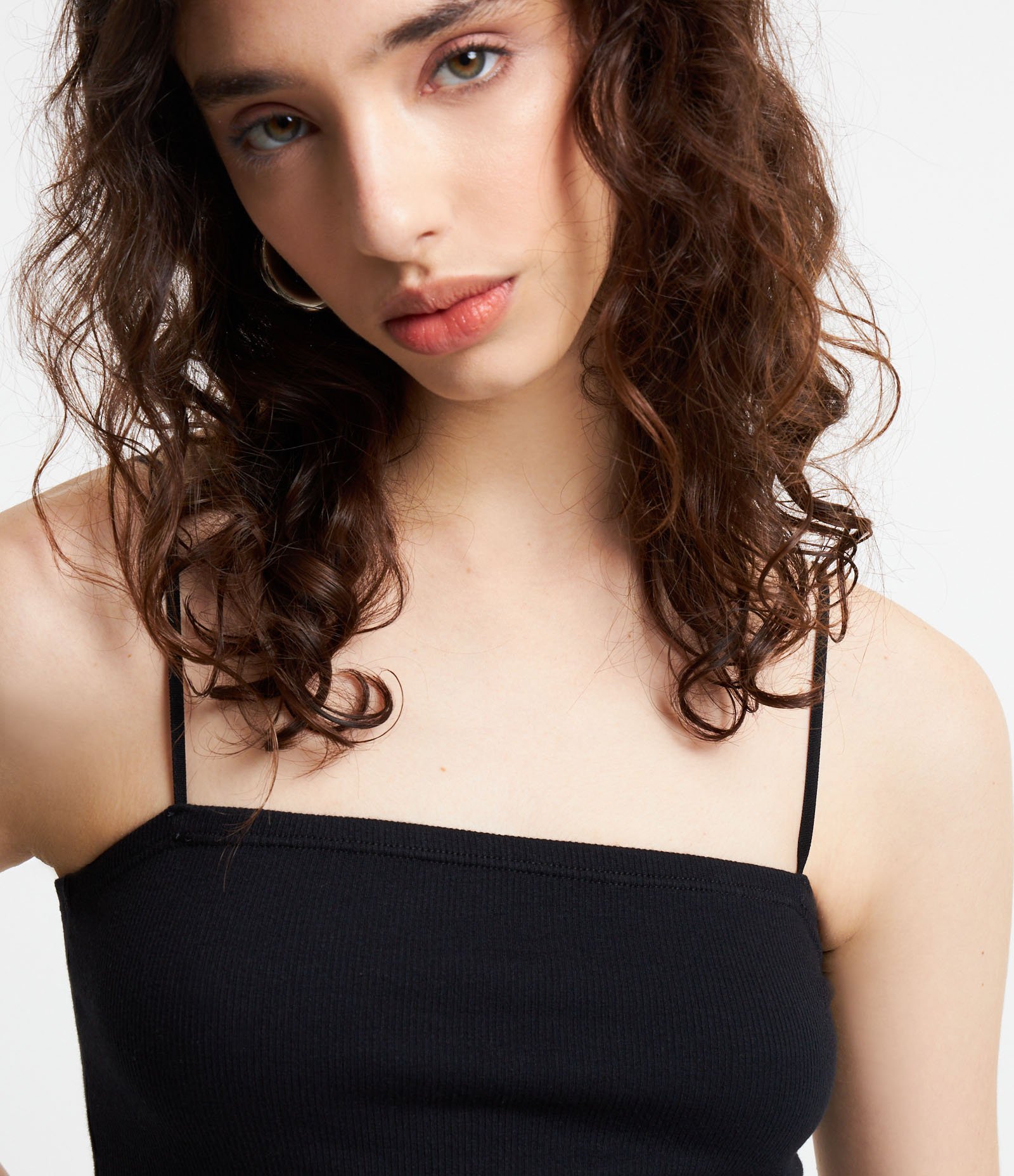 Blusa Cropped de Alça em Ribana Texturizada Preto 4