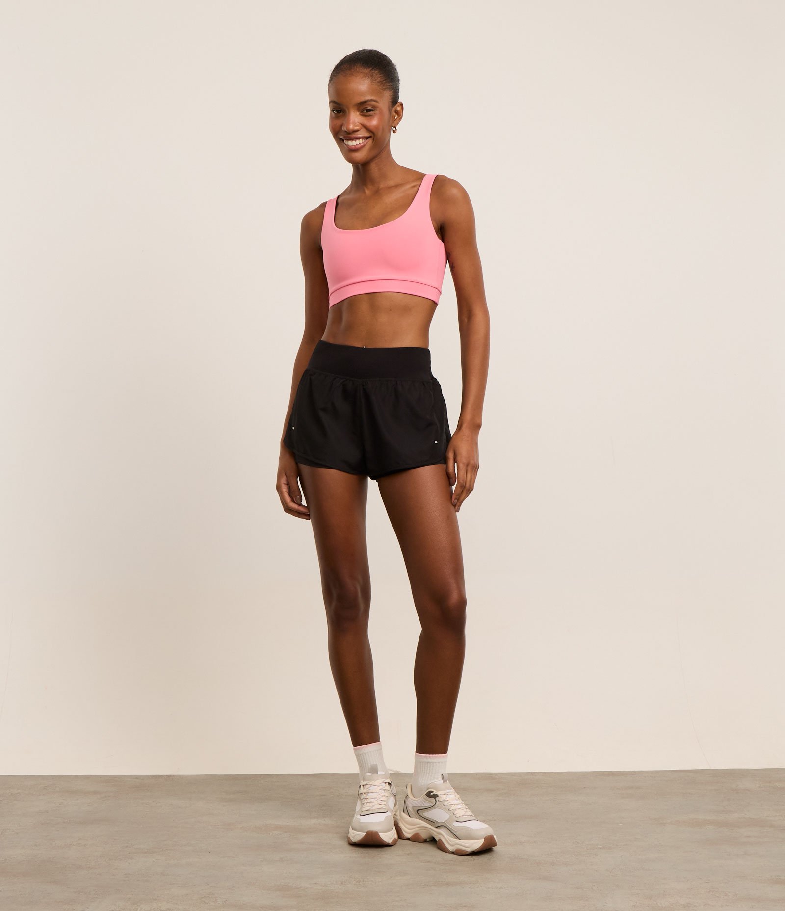 Bermuda Runner Esportiva em Microfibra com Bolso Funcional Preto 1