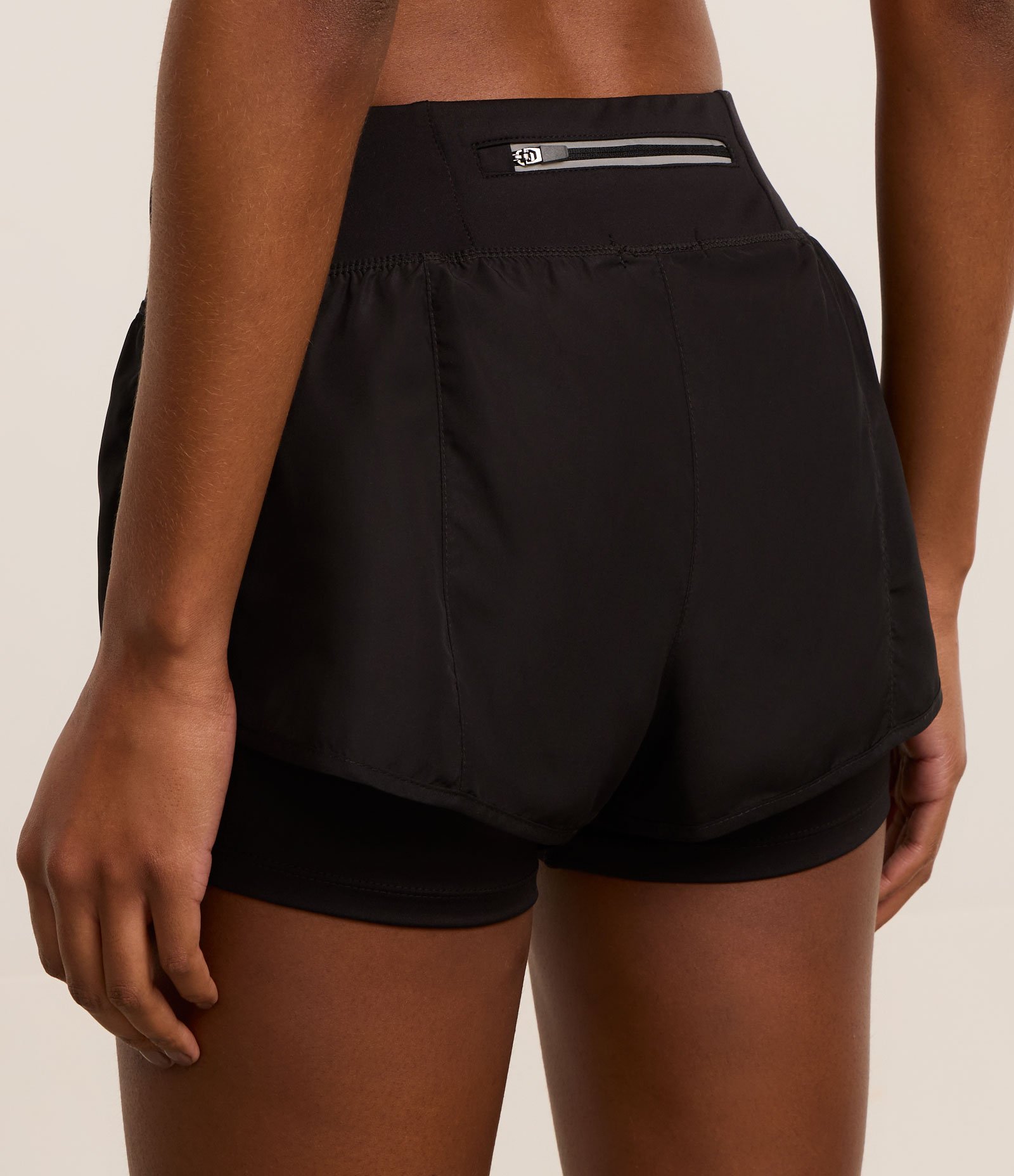 Bermuda Runner Esportiva em Microfibra com Bolso Funcional Preto 3