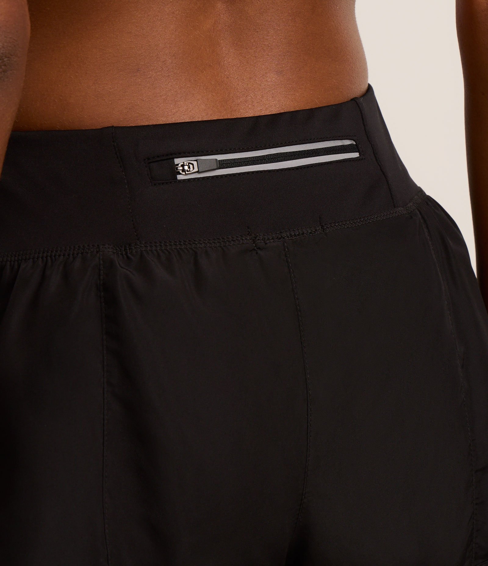 Bermuda Runner Esportiva em Microfibra com Bolso Funcional Preto 5