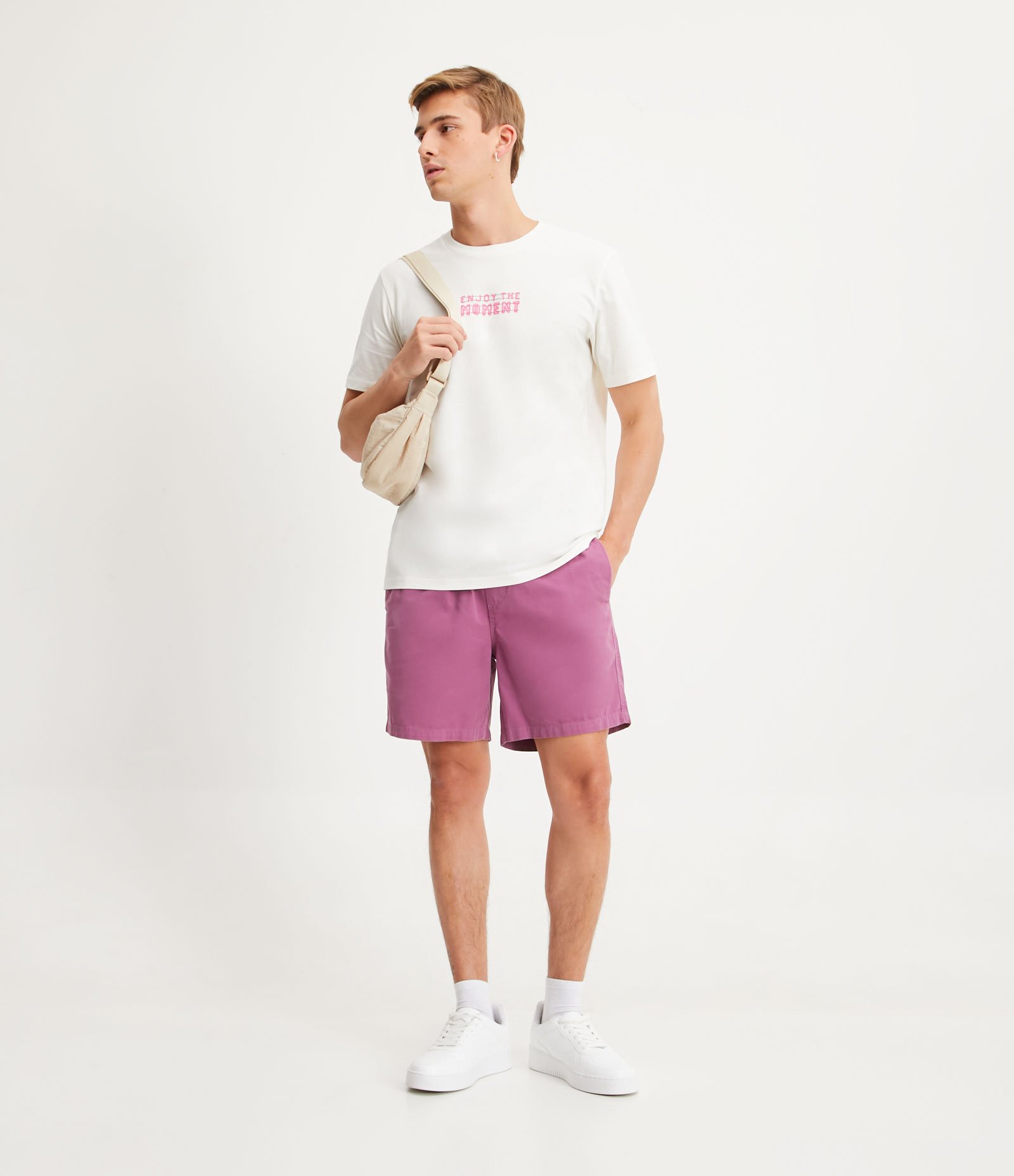 Bermuda Regular em Sarja com Elástico no Cós e Cordão 1