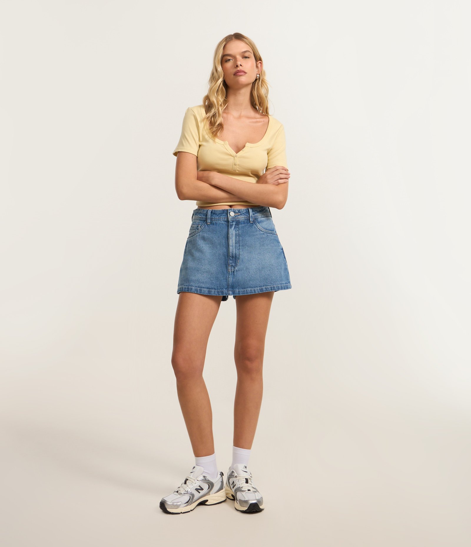 Short Saia em Jeans com Bolsos com Puídos Azul 1