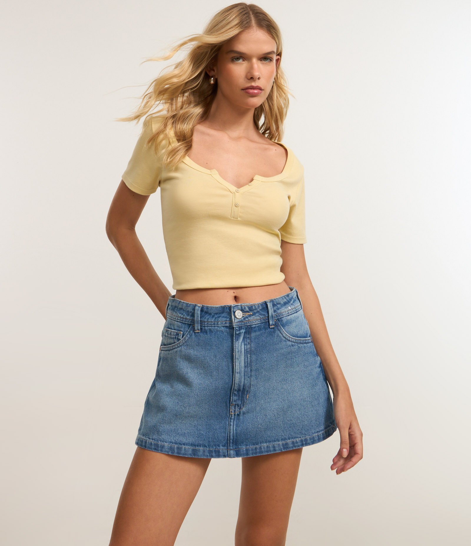 Short Saia em Jeans com Bolsos com Puídos Azul 2