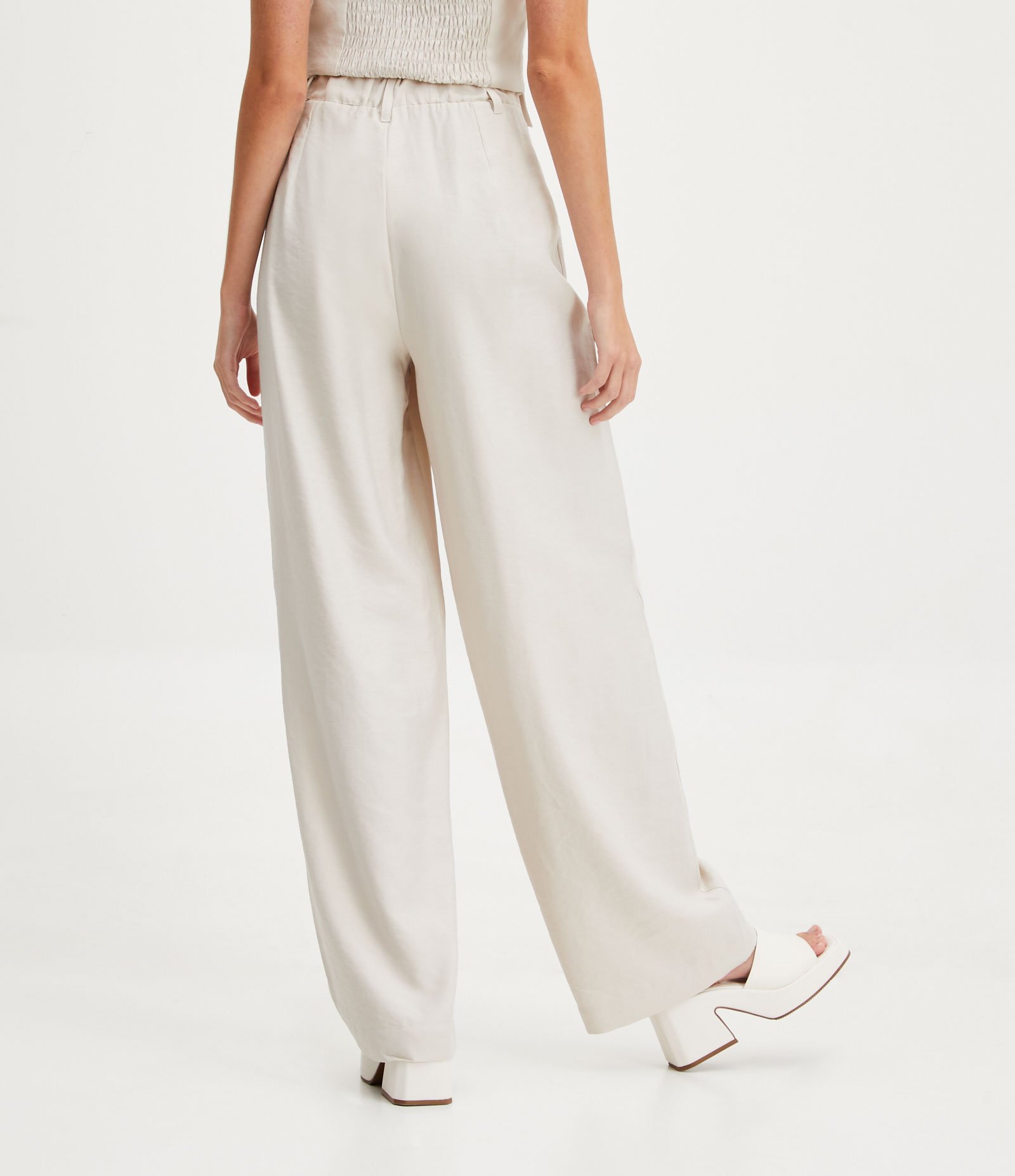 Calça Reta Alfaiataria em Sarja com Elástico e Pregas no Cós 3