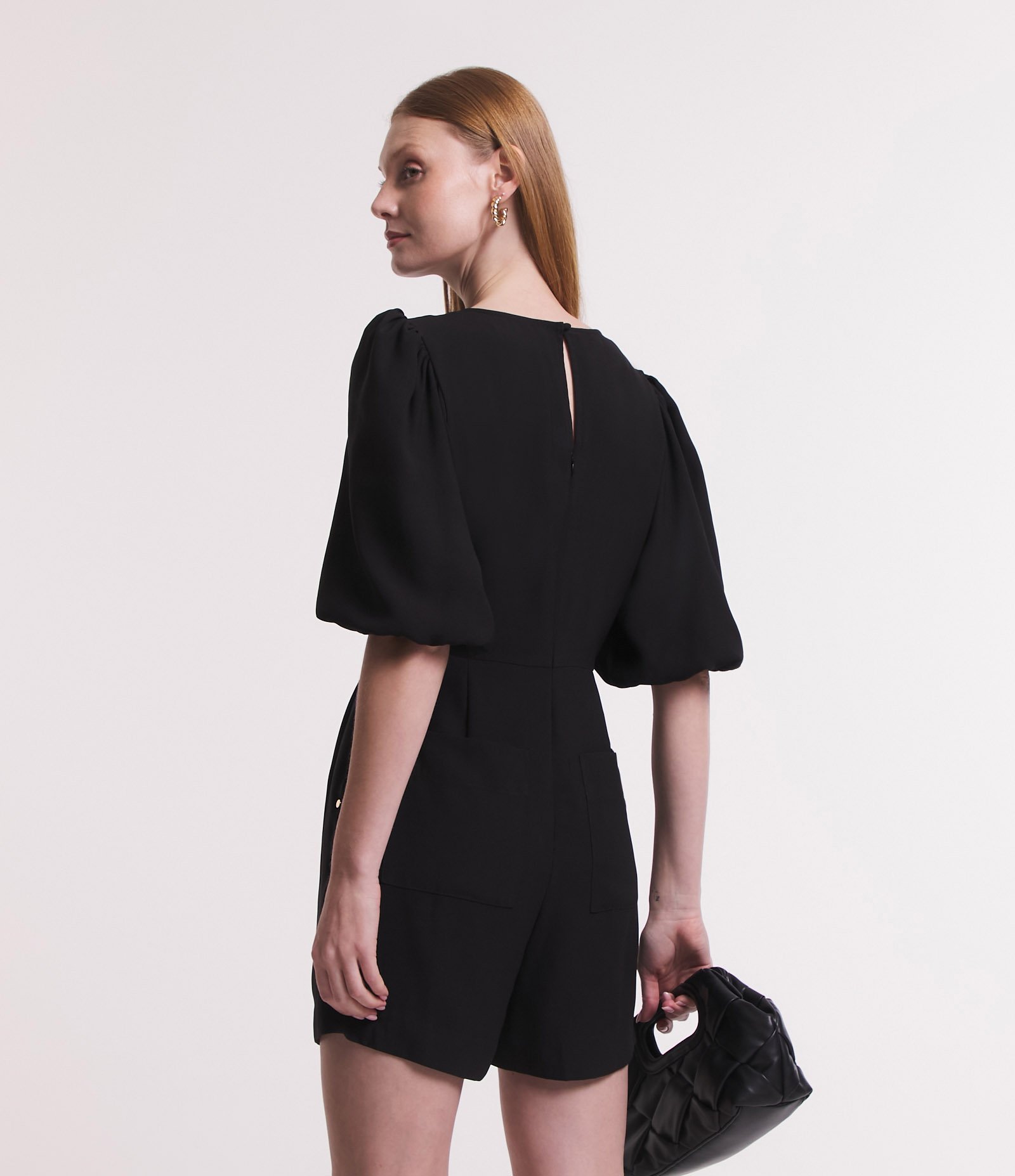 Macaquinho Manga Curta em Crepe com Laços Contrastantes Preto 4