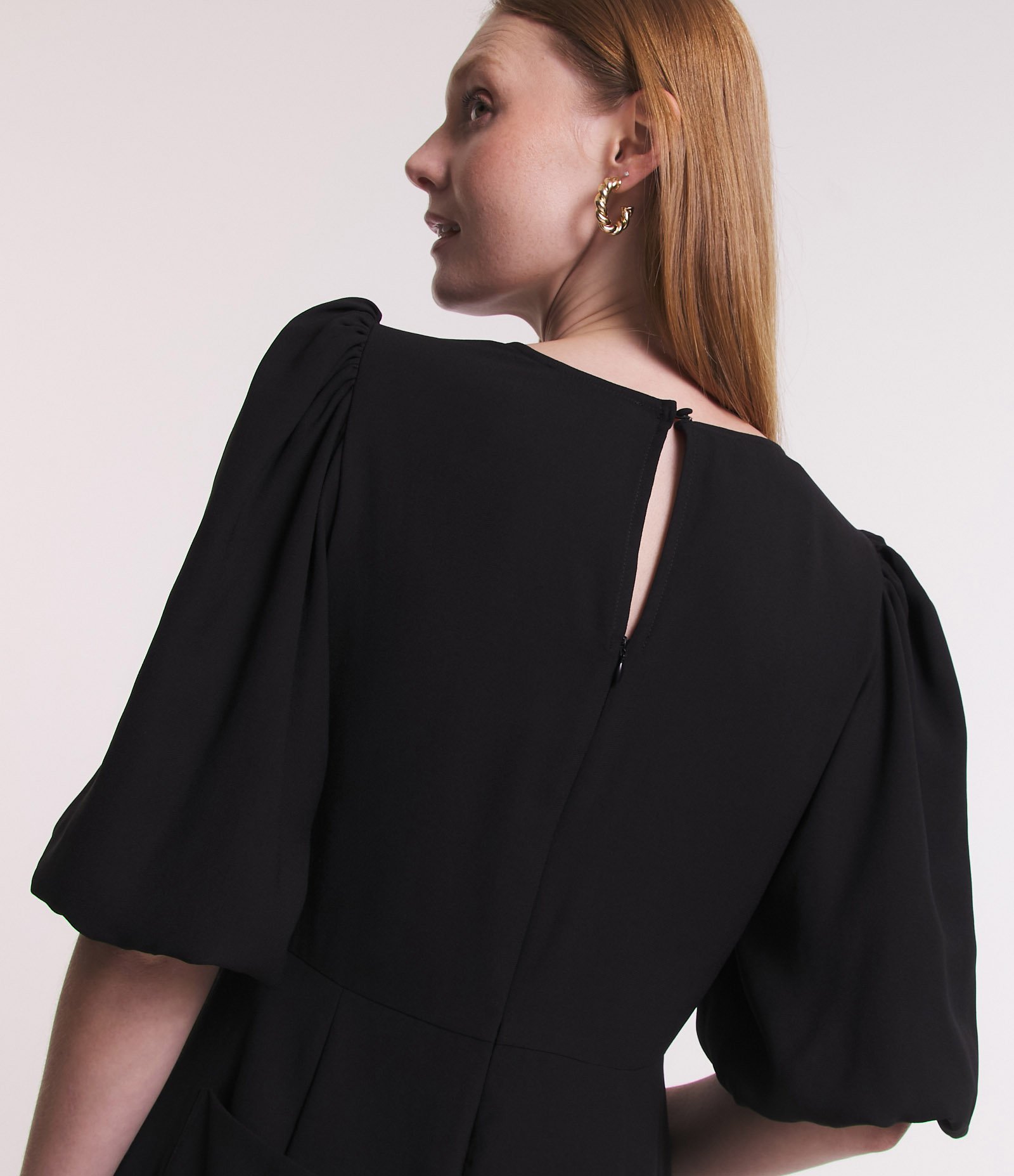 Macaquinho Manga Curta em Crepe com Laços Contrastantes Preto 5