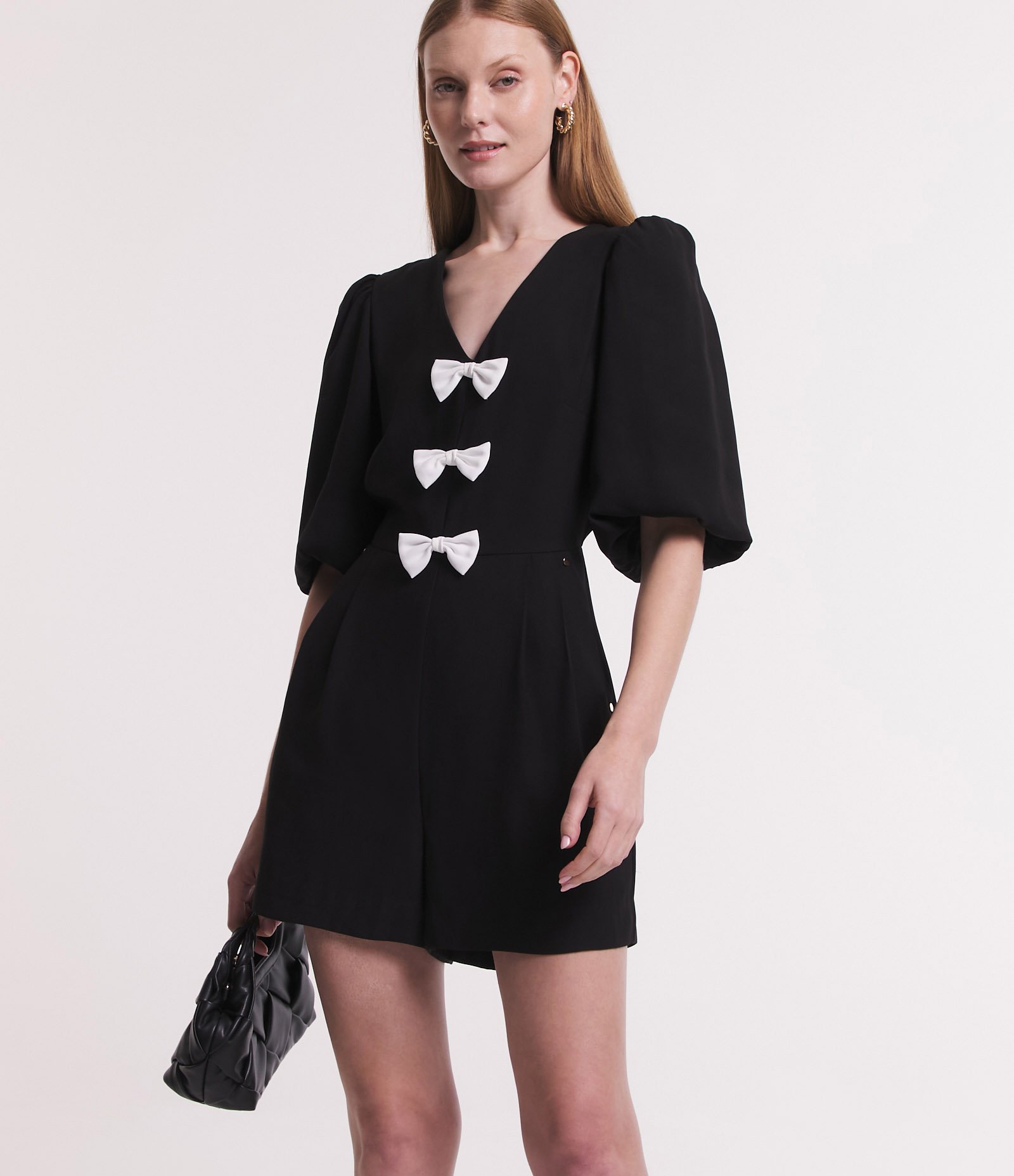 Macaquinho Manga Curta em Crepe com Laços Contrastantes Preto 6