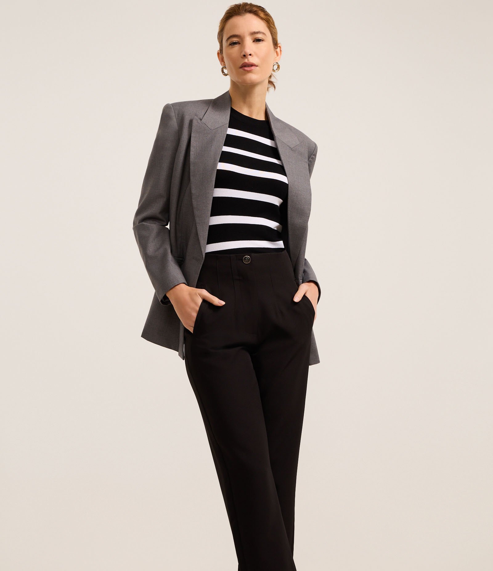 Calça Cenoura Alfaiatada com Botão Decorado no Cós Preto 1