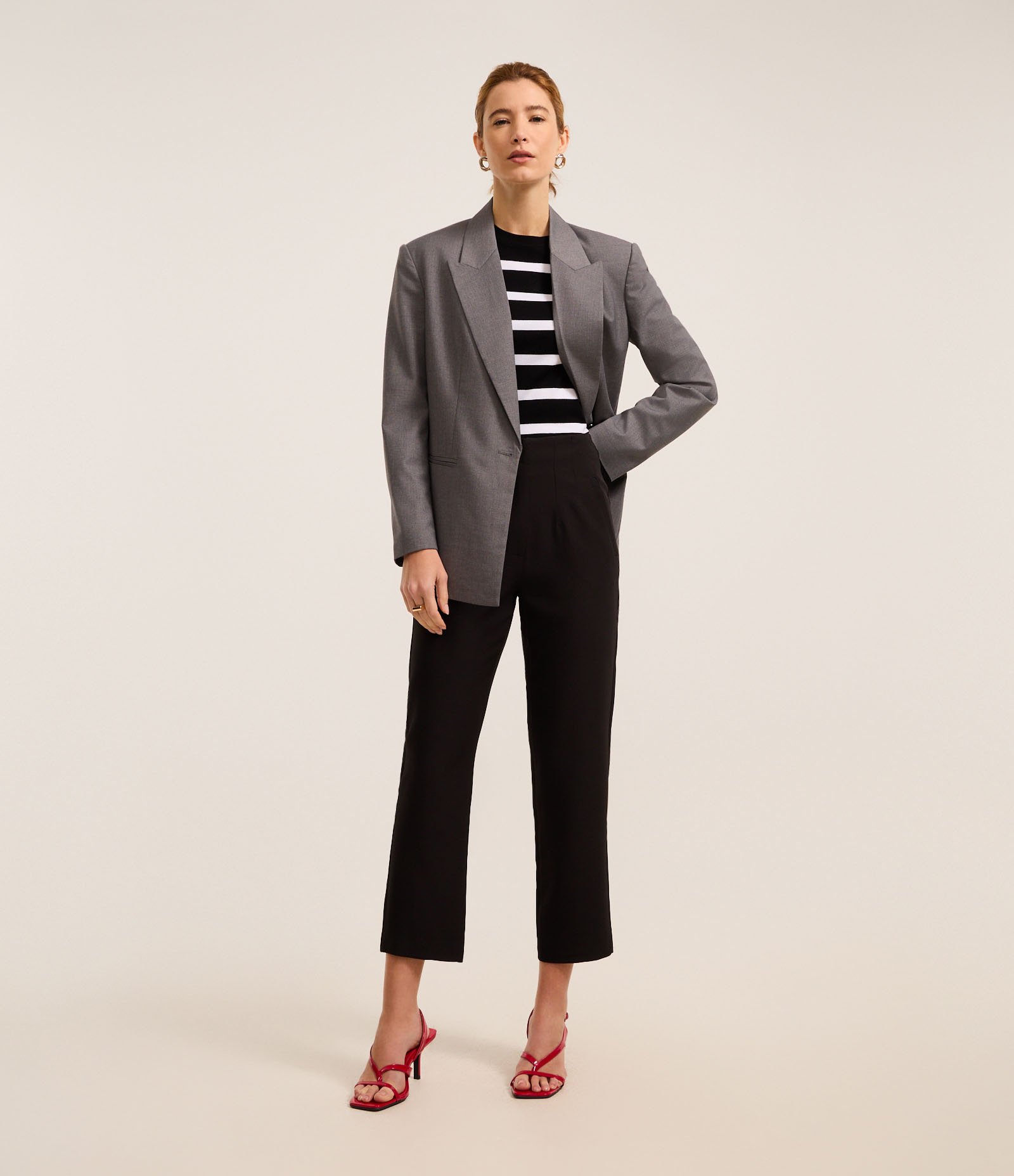 Calça Cenoura Alfaiatada com Botão Decorado no Cós Preto 2