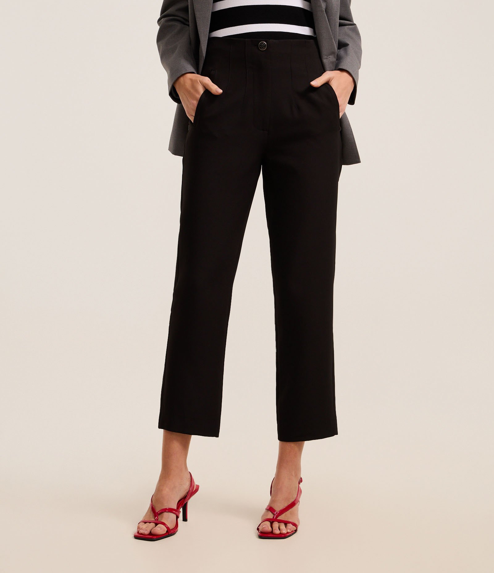 Calça Cenoura Alfaiatada com Botão Decorado no Cós Preto 3