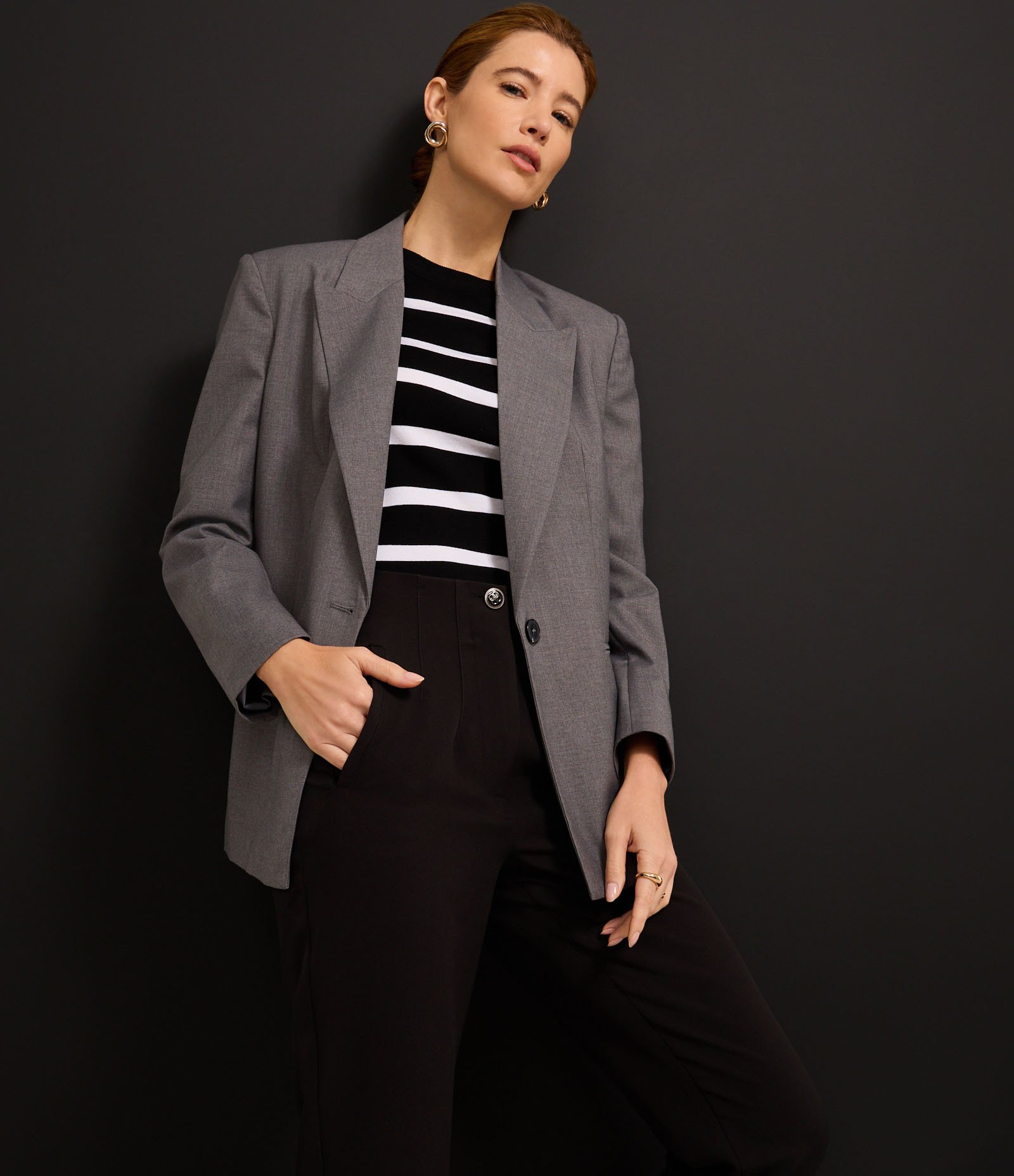 Calça Cenoura Alfaiatada com Botão Decorado no Cós Preto 5