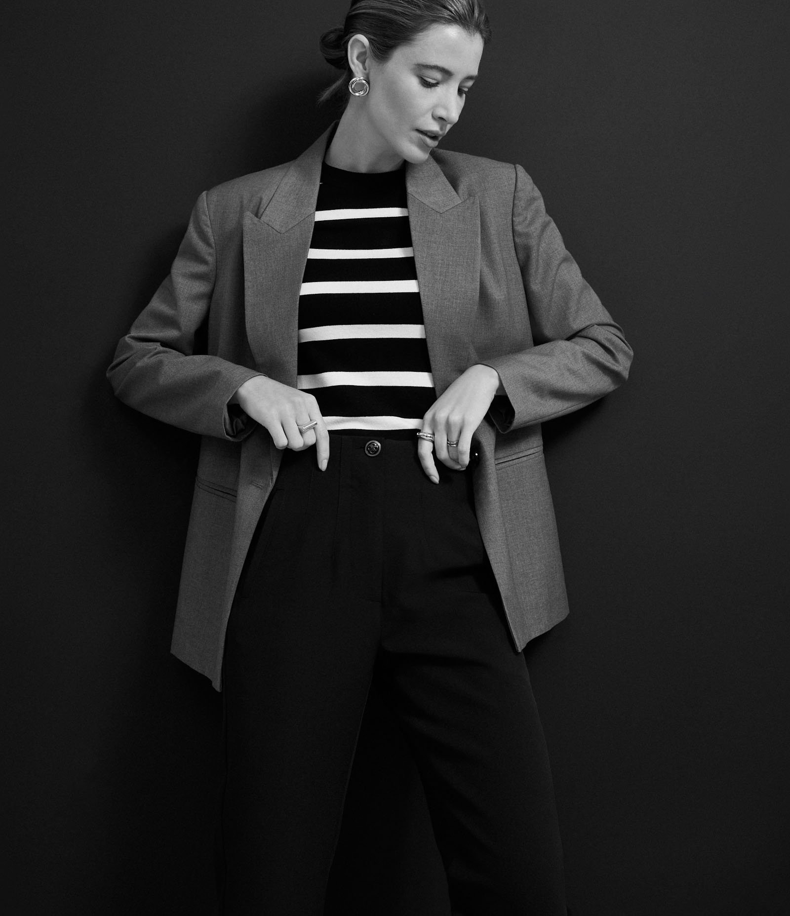 Calça Cenoura Alfaiatada com Botão Decorado no Cós Preto 6