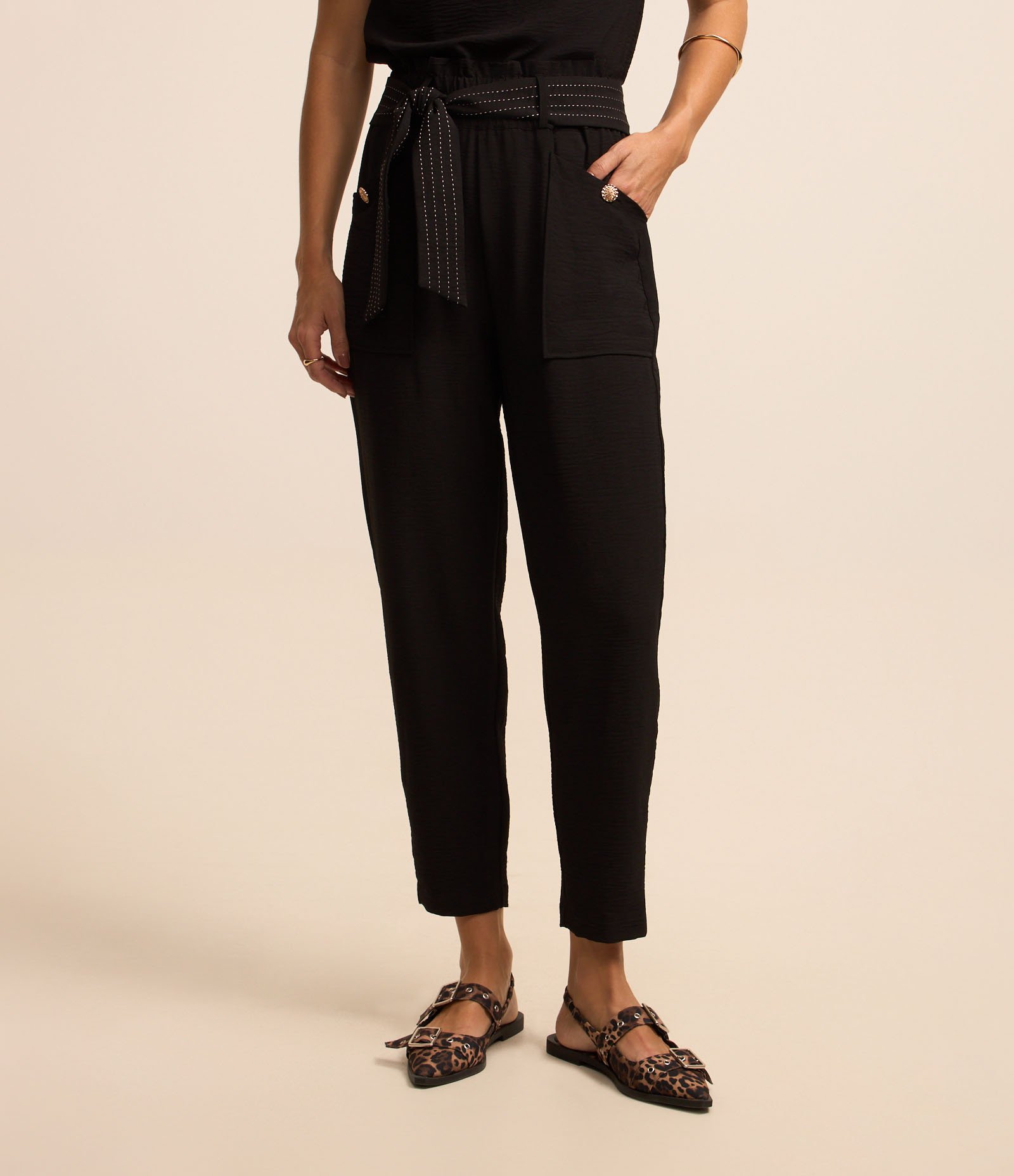 Calça Pantacourt Texturizada com Cinto de Tecido Pespontado 3