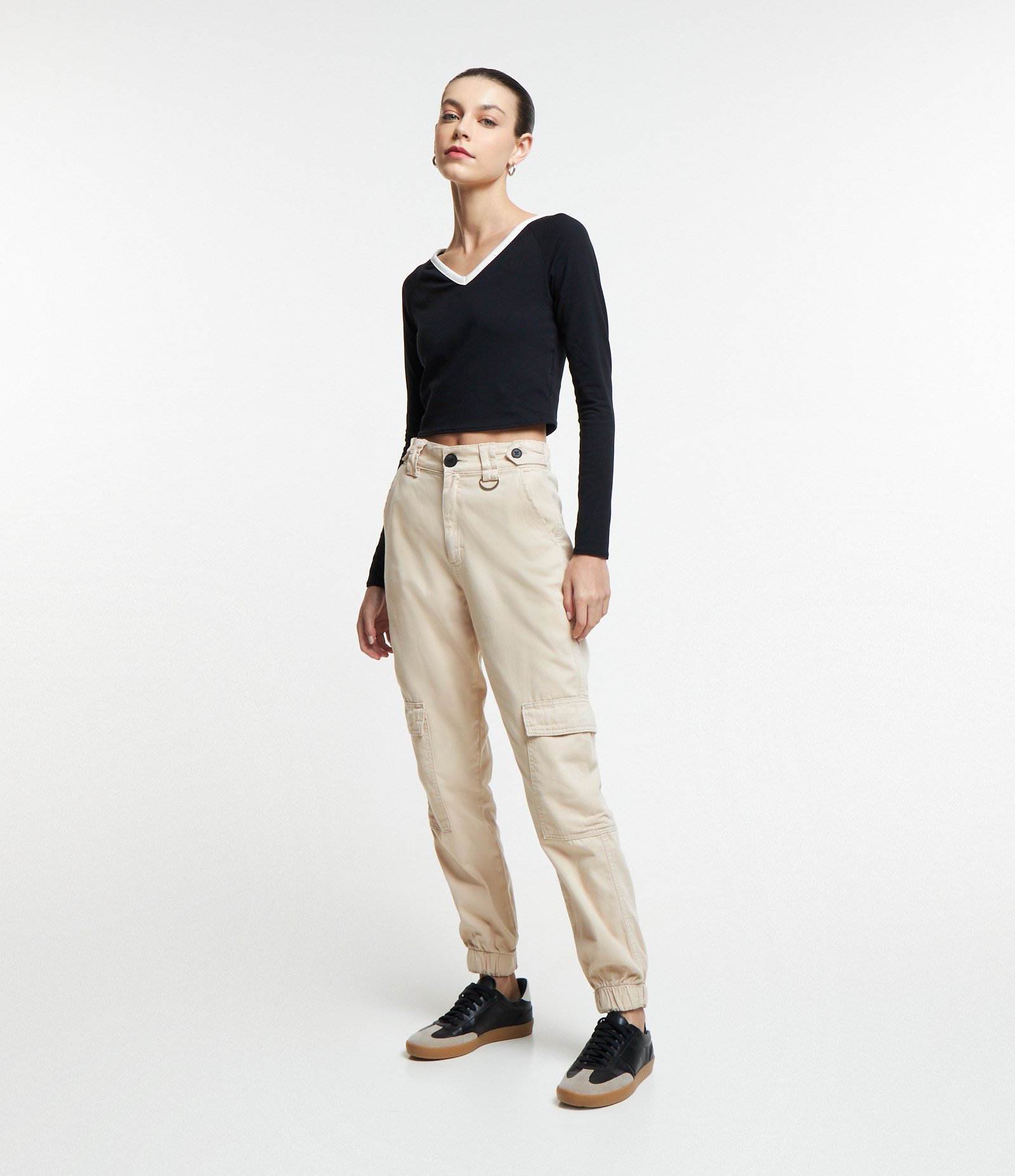 Calça Jogger Cintura Alta com Detalhe de Fivela e Bolsos Cargo Bege 1