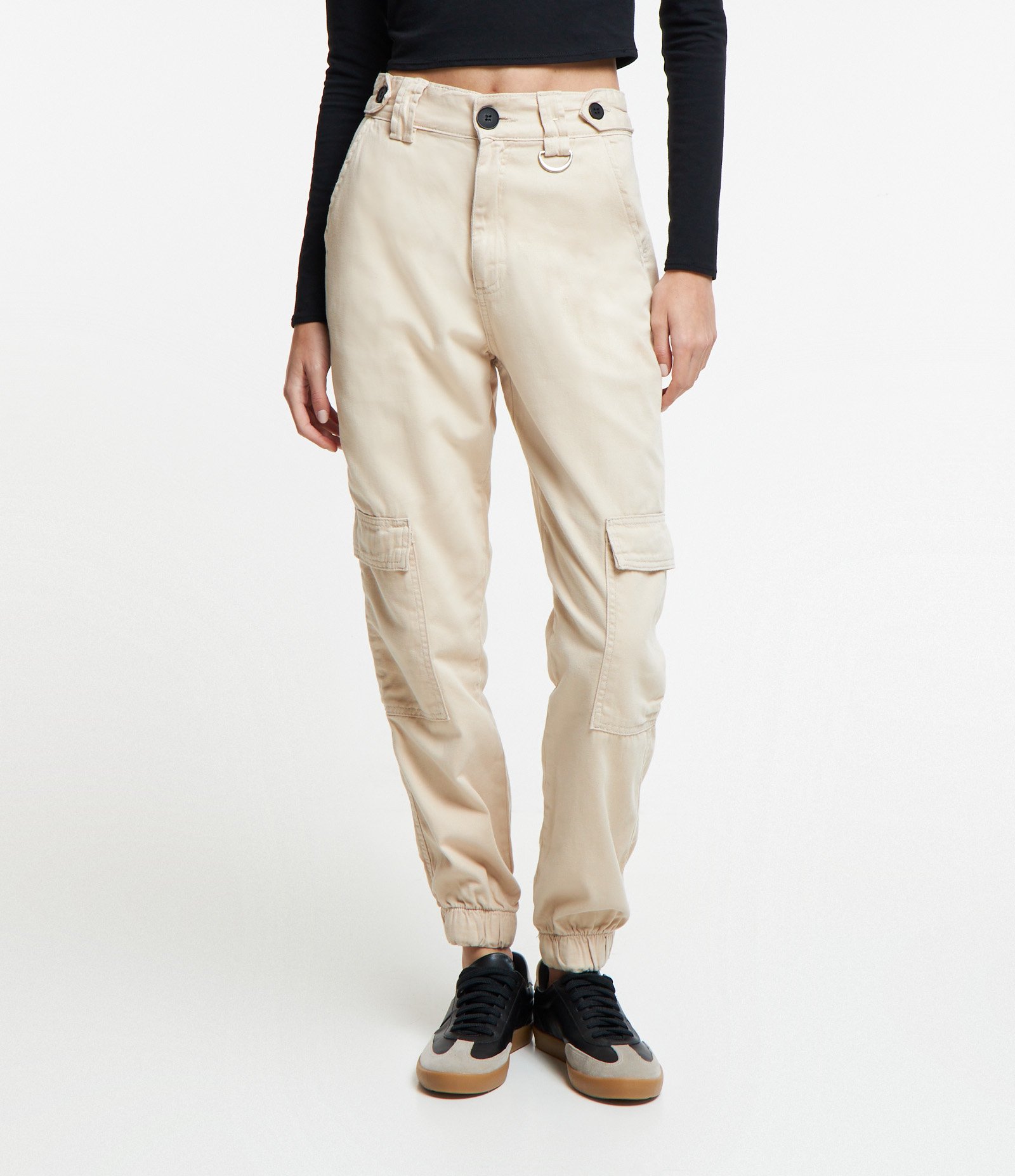 Calça Jogger Cintura Alta com Detalhe de Fivela e Bolsos Cargo Bege 2