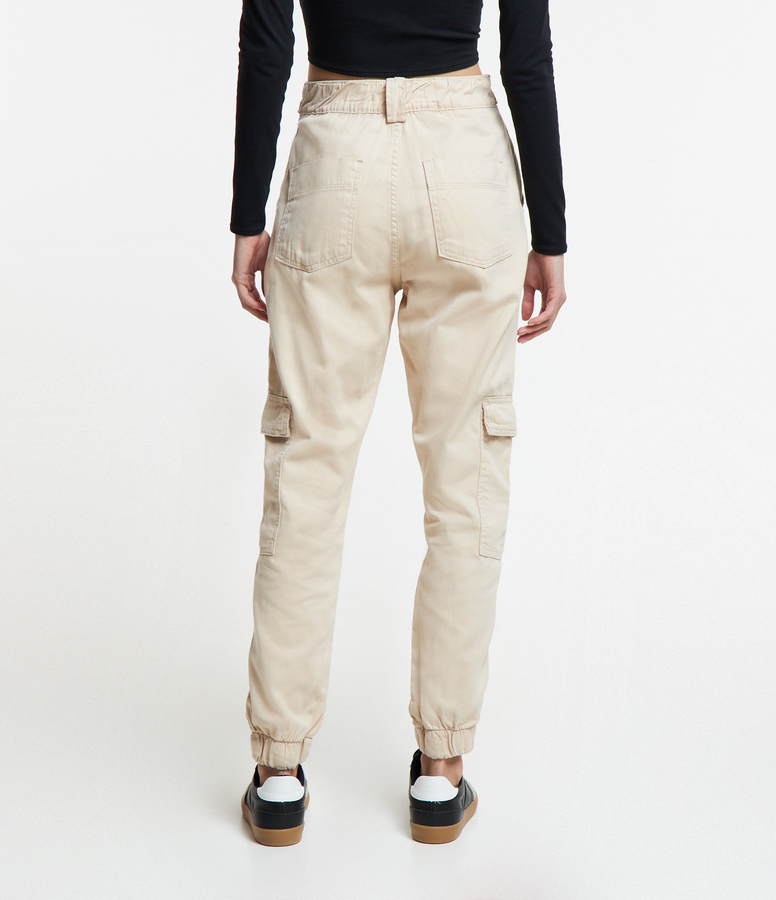Calça Jogger Cintura Alta com Detalhe de Fivela e Bolsos Cargo Bege 3