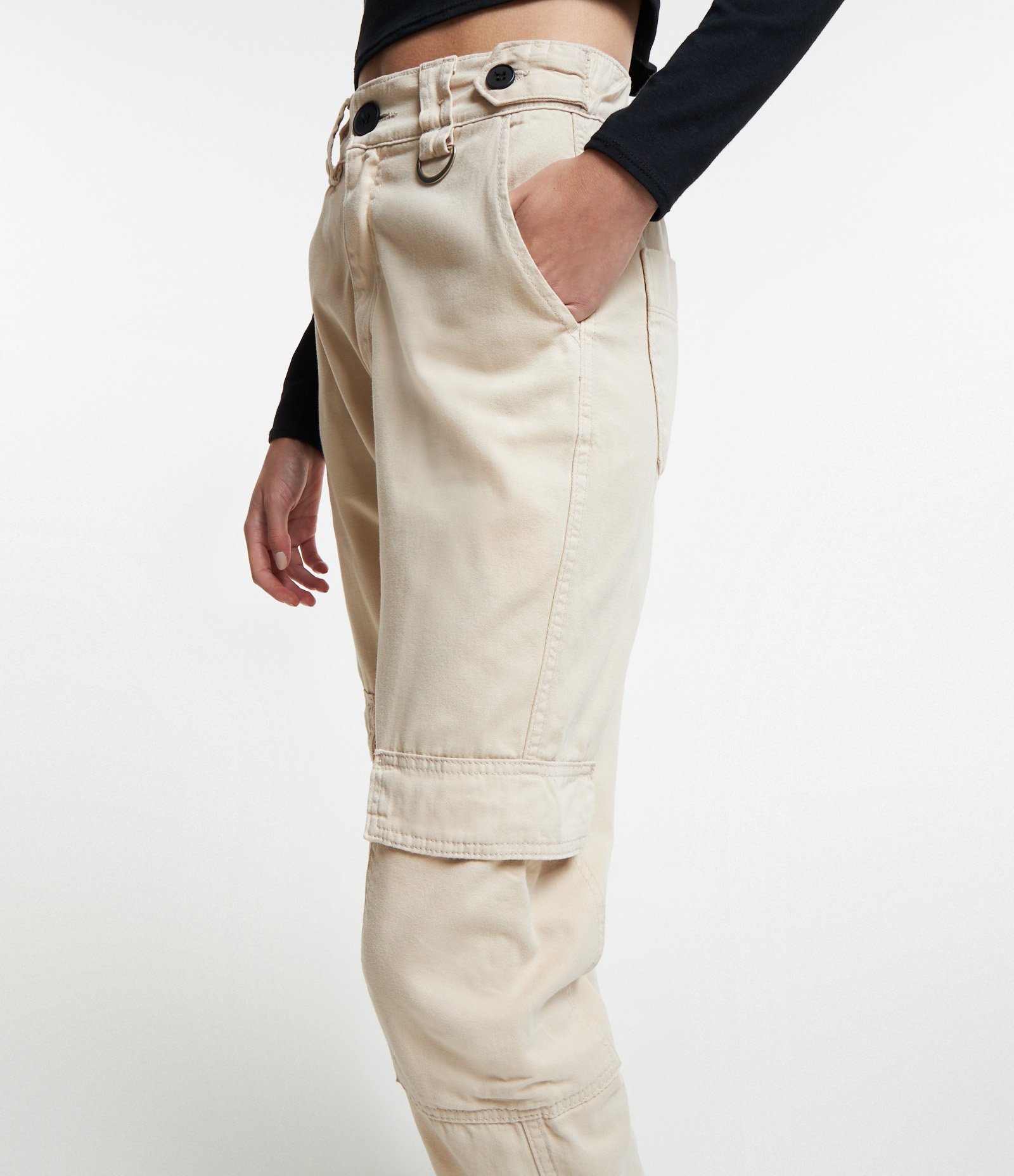 Calça Jogger Cintura Alta com Detalhe de Fivela e Bolsos Cargo Bege 4
