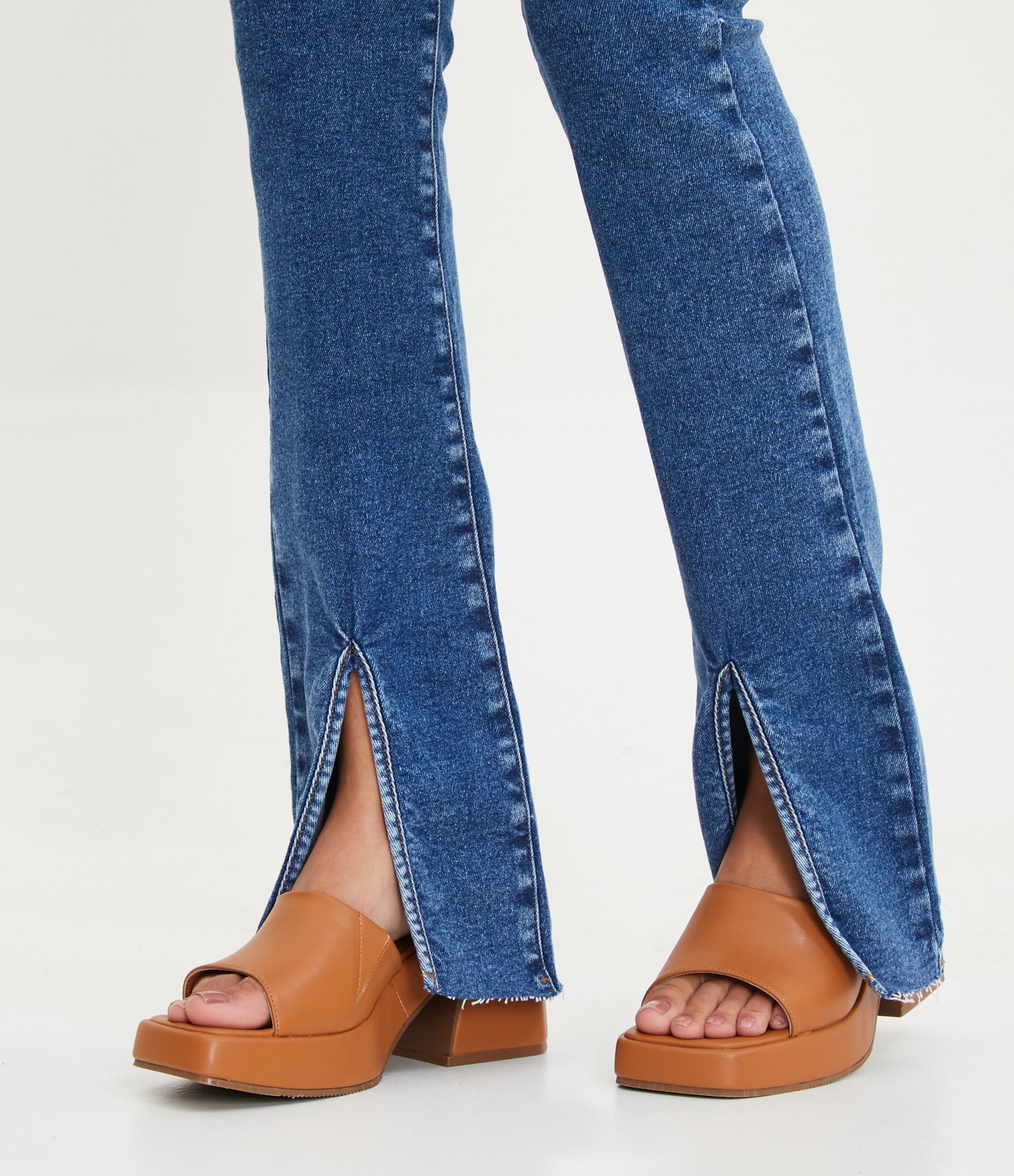 Calça Slim Flare Jeans com Fendinha na Barra Azul 5