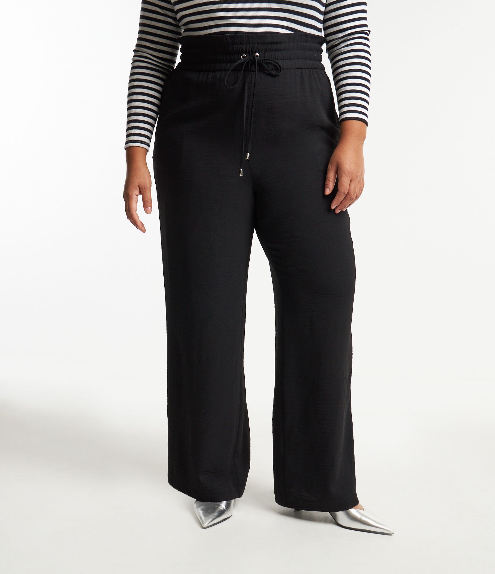 Calça Pantalona em Crepe com Amarração Curve & Plus Size Preto 2