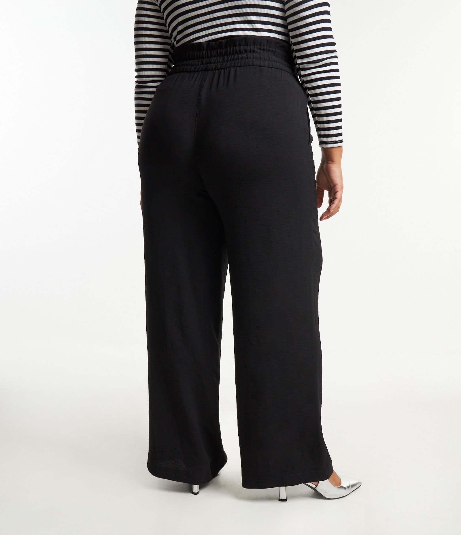 Calça Pantalona em Crepe com Amarração Curve & Plus Size Preto 3