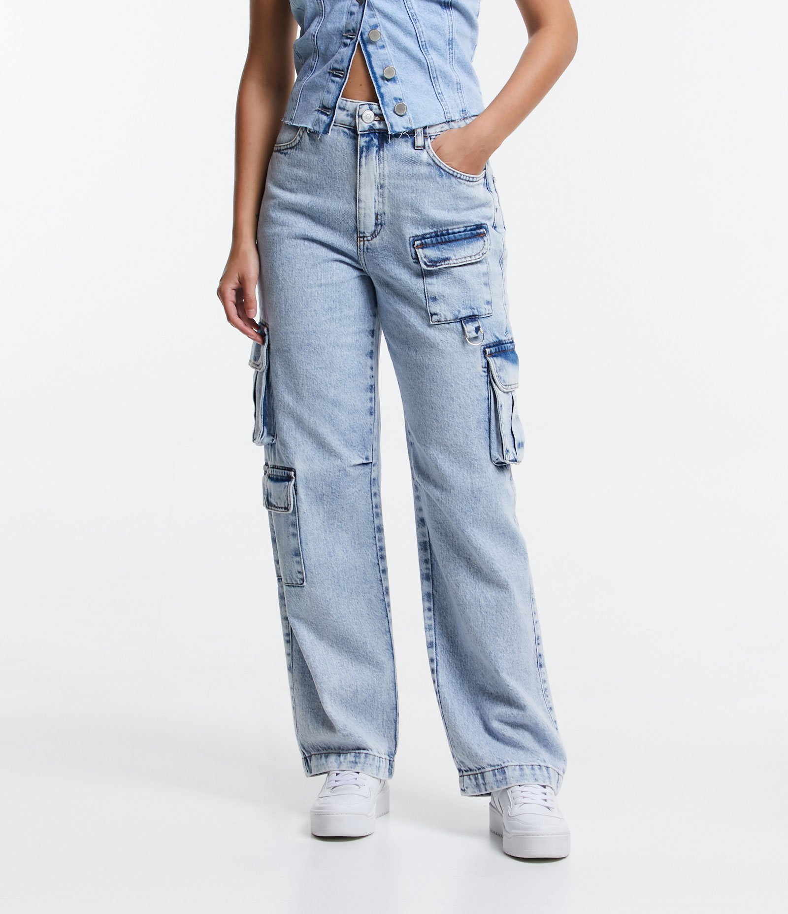 Calça Reta em Jeans com Bolsos Cargo e Meia Argola em Metal Azul 2