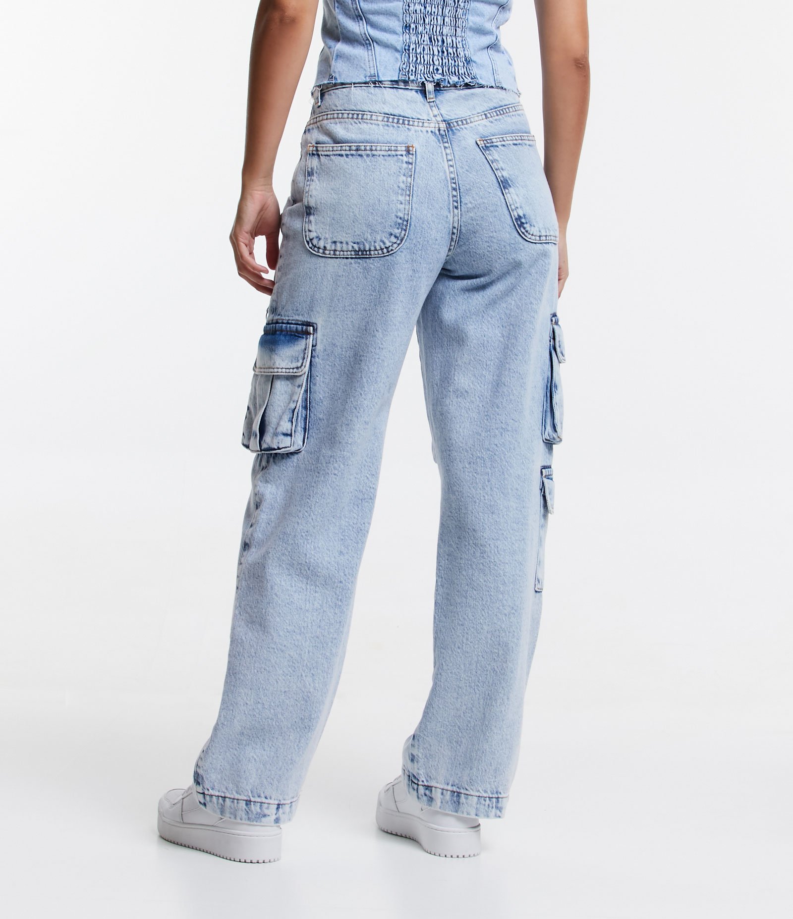 Calça Reta em Jeans com Bolsos Cargo e Meia Argola em Metal Azul 3