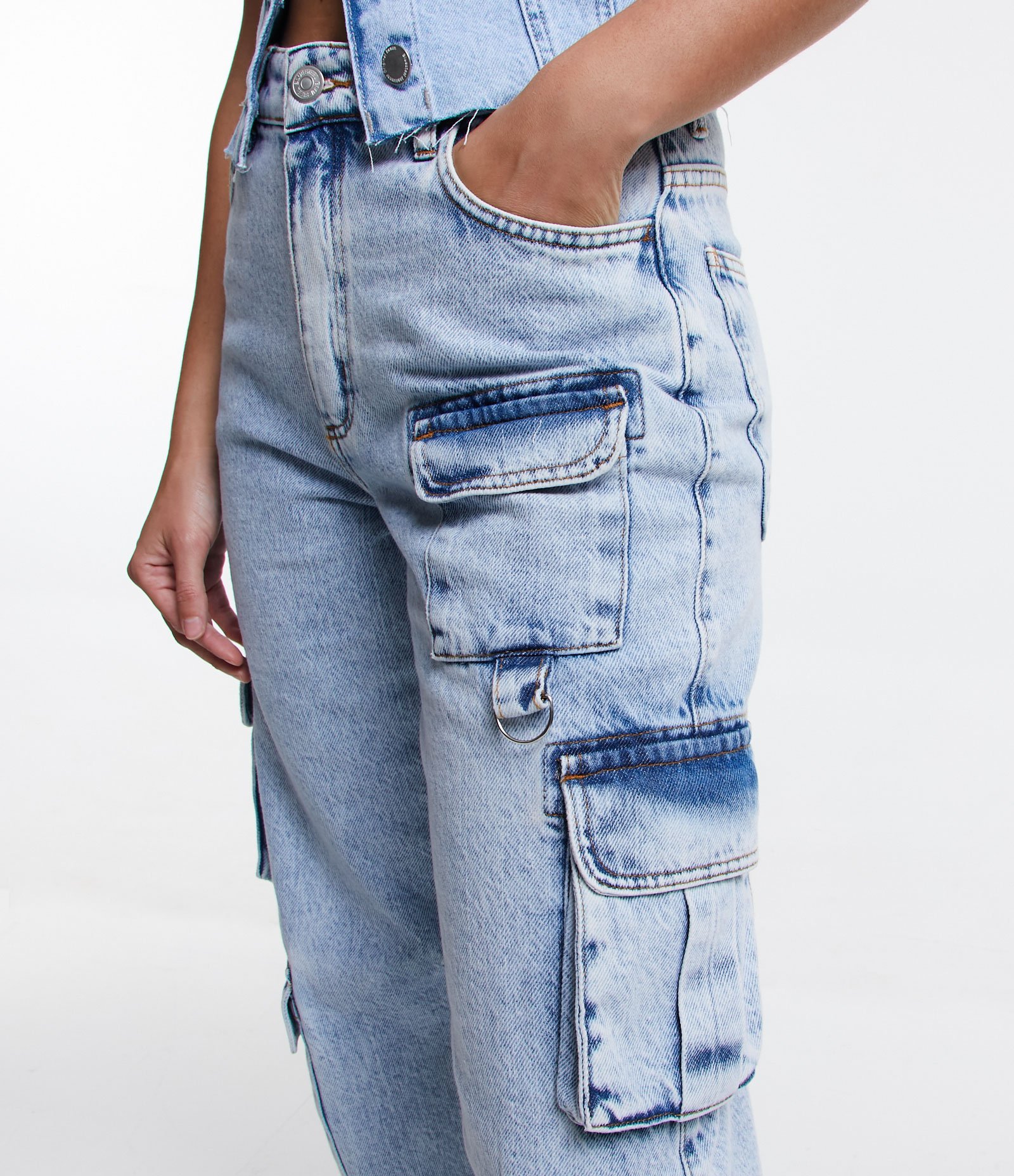 Calça Reta em Jeans com Bolsos Cargo e Meia Argola em Metal Azul 4