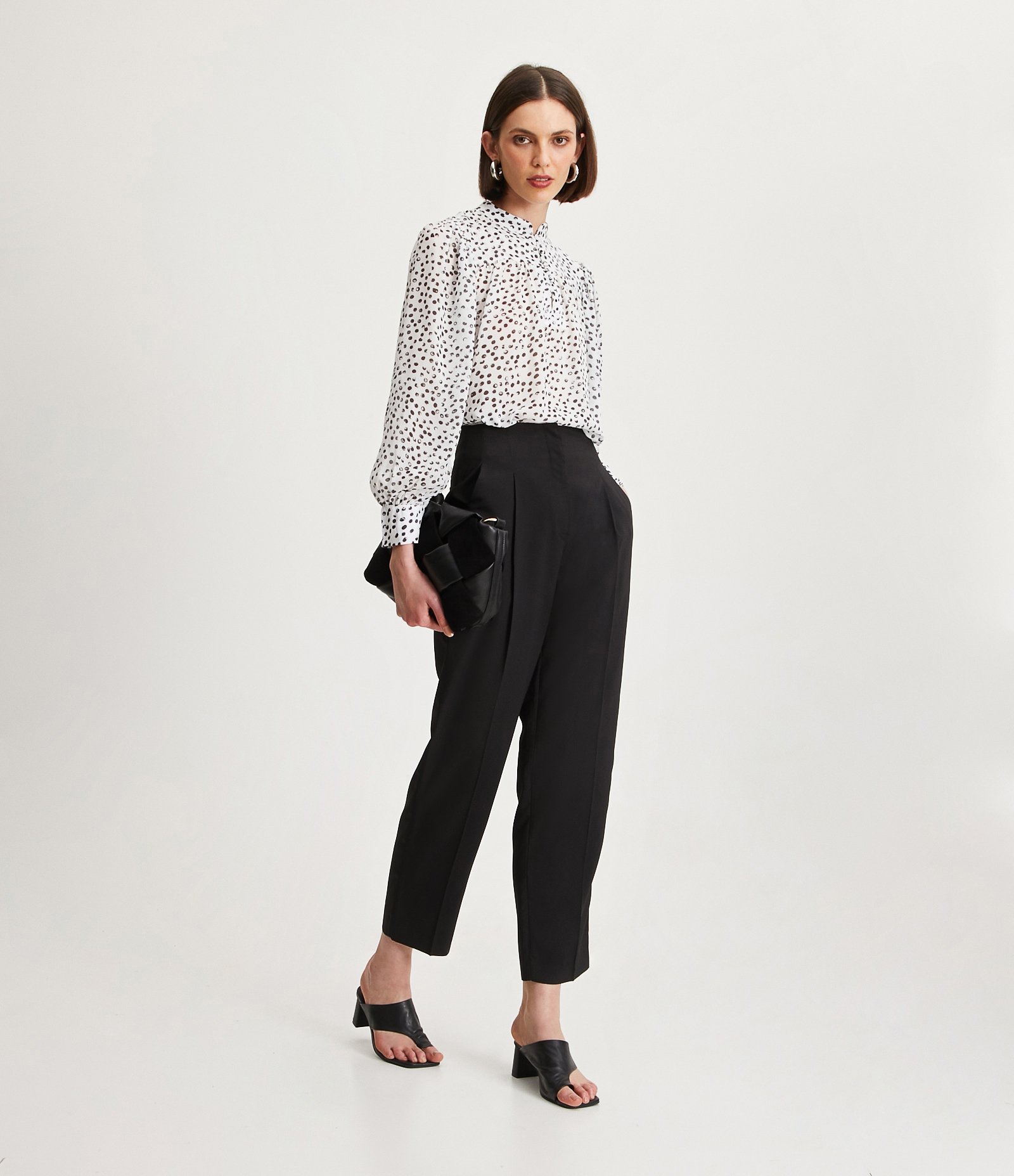 Calça Reta em Crepe com Pregas Preto 1