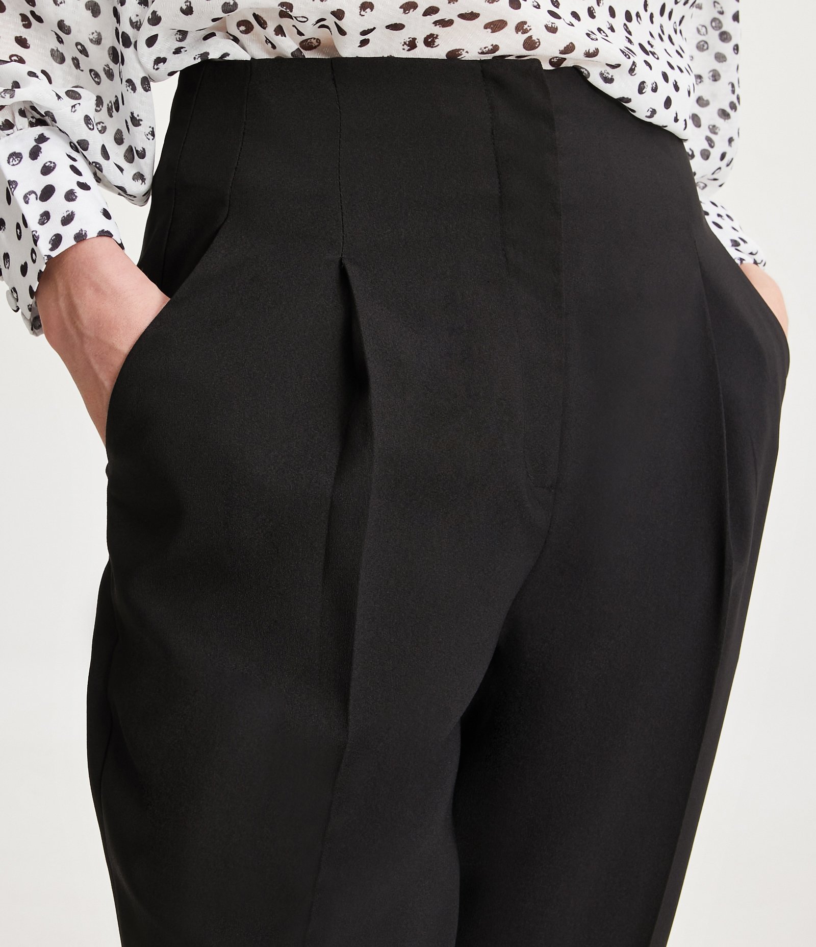 Calça Reta em Crepe com Pregas Preto 4