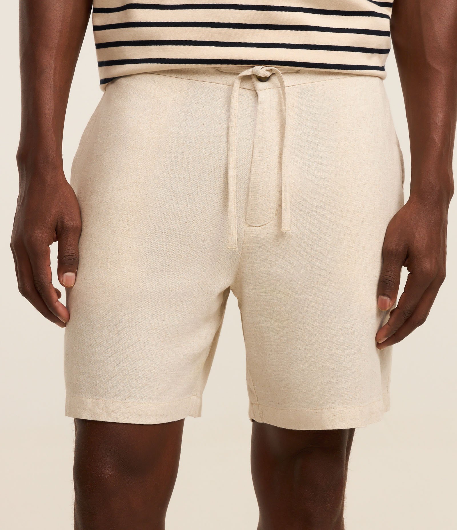 Bermuda Slim em Viscolinho Cordão e Bolsos Bege 2