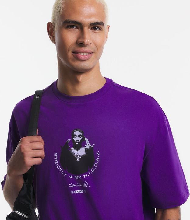 Remera Relaxed En Media Malla Con Estampa Tupac Violeta