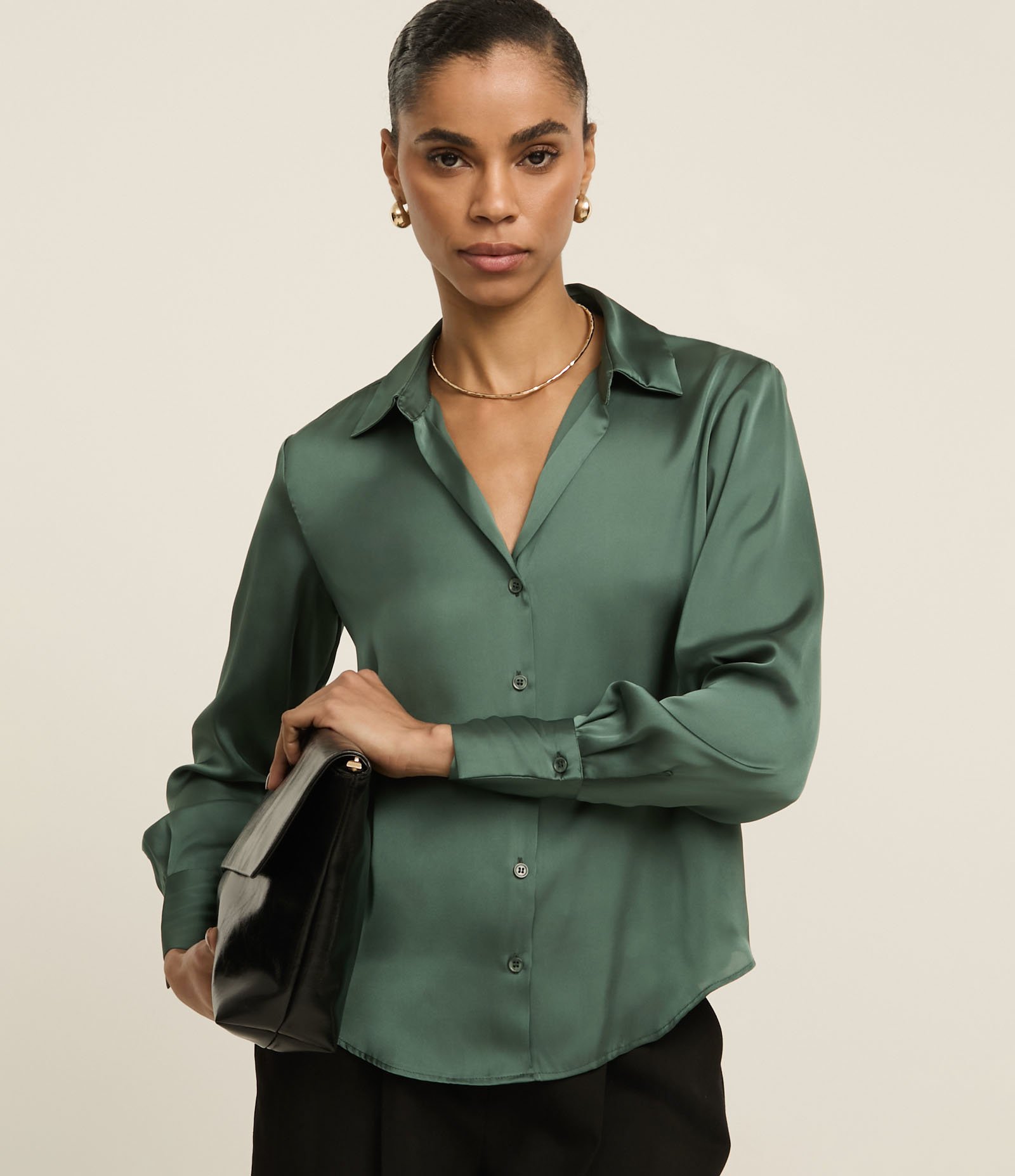 Camisa em Cetim com Recortes e Caimento Leve Verde 1