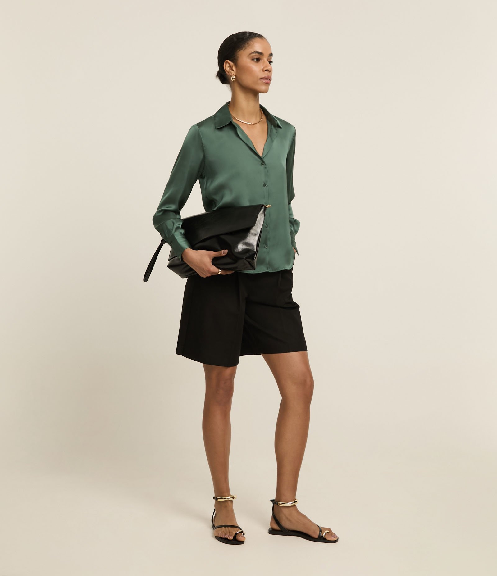 Camisa em Cetim com Recortes e Caimento Leve Verde 2