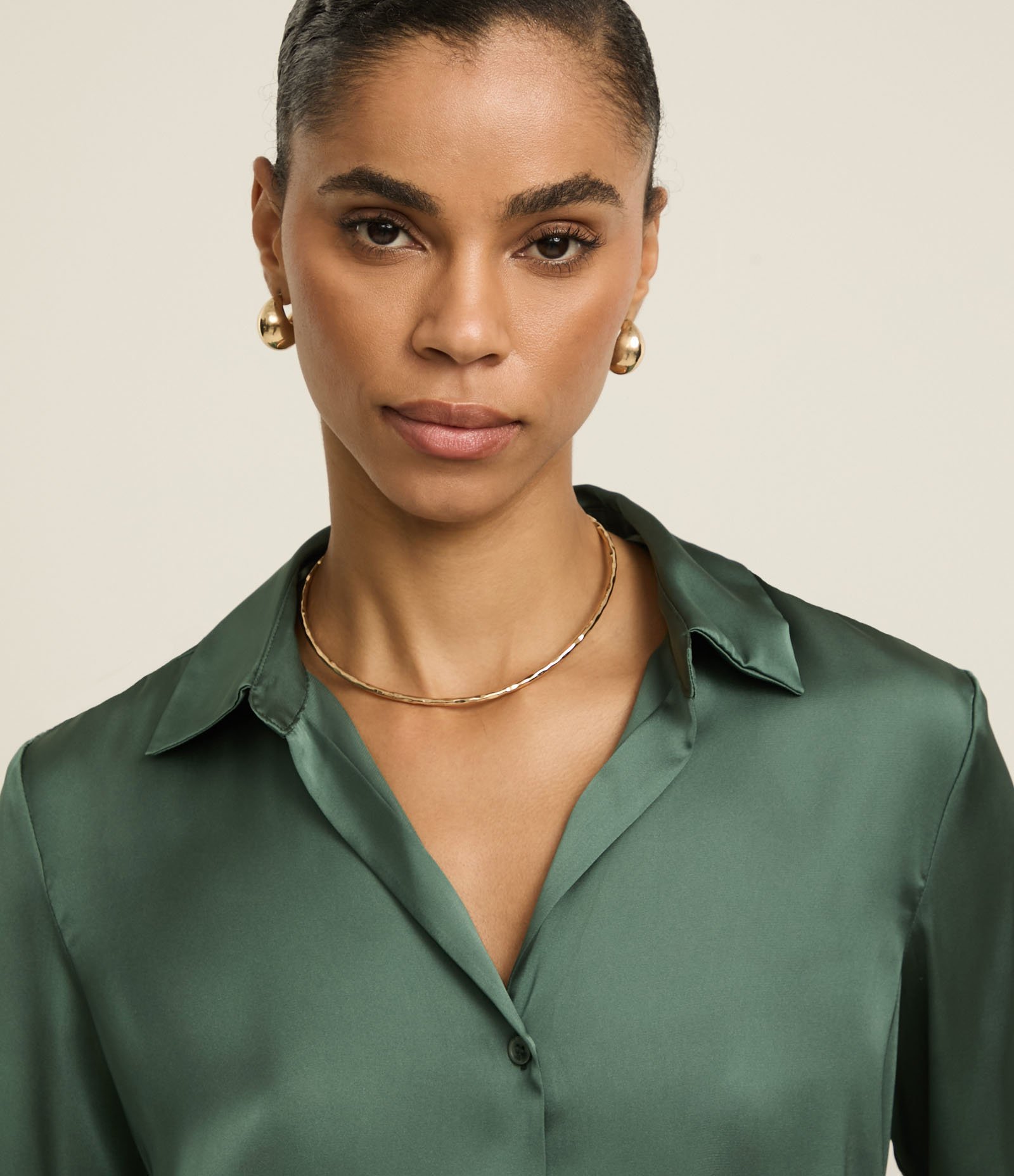 Camisa em Cetim com Recortes e Caimento Leve Verde 4