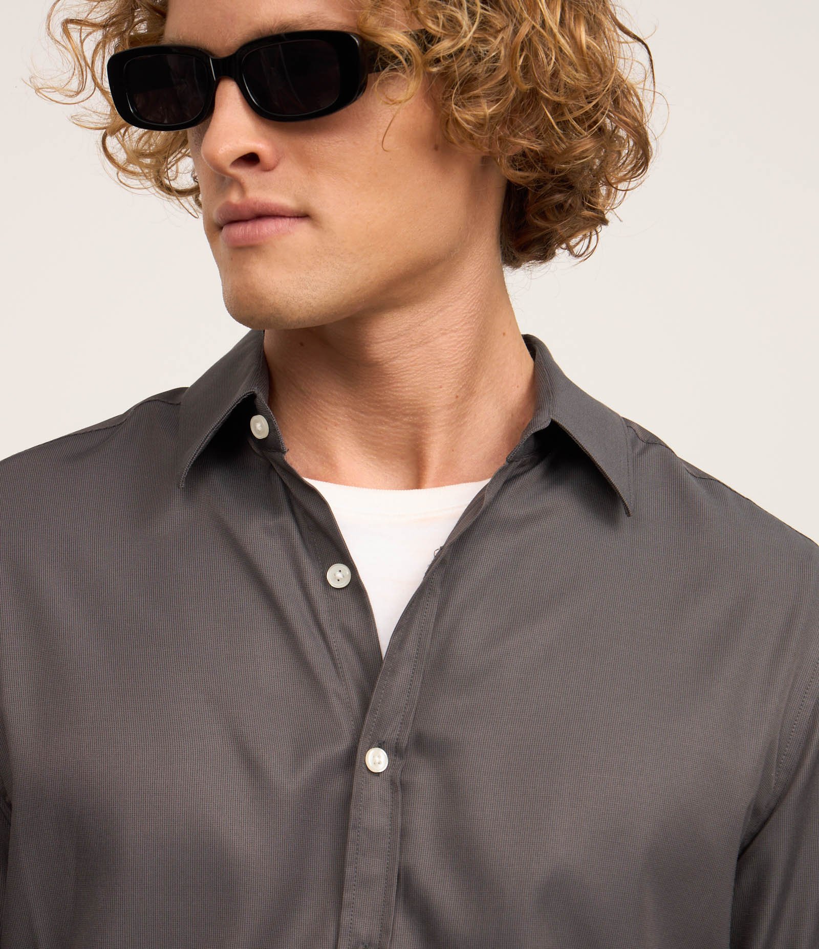 Camisa em Fibra de Bambu Acetinada com Textura Cinza Chumbo 4
