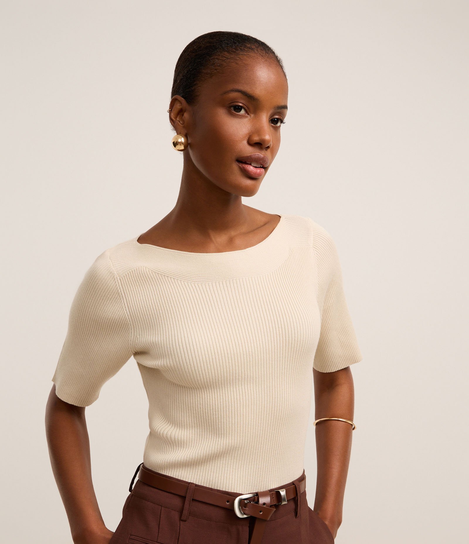 Blusa Básica em Tricô com Gola Canoa Bege Claro 1