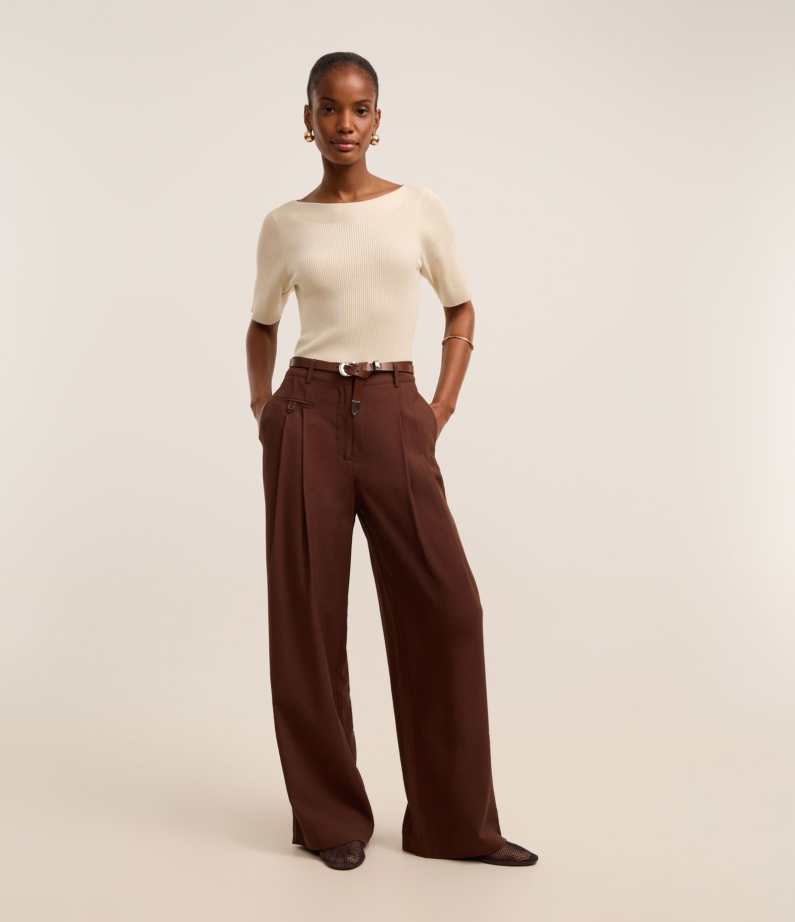 Blusa Básica em Tricô com Gola Canoa Bege Claro 2