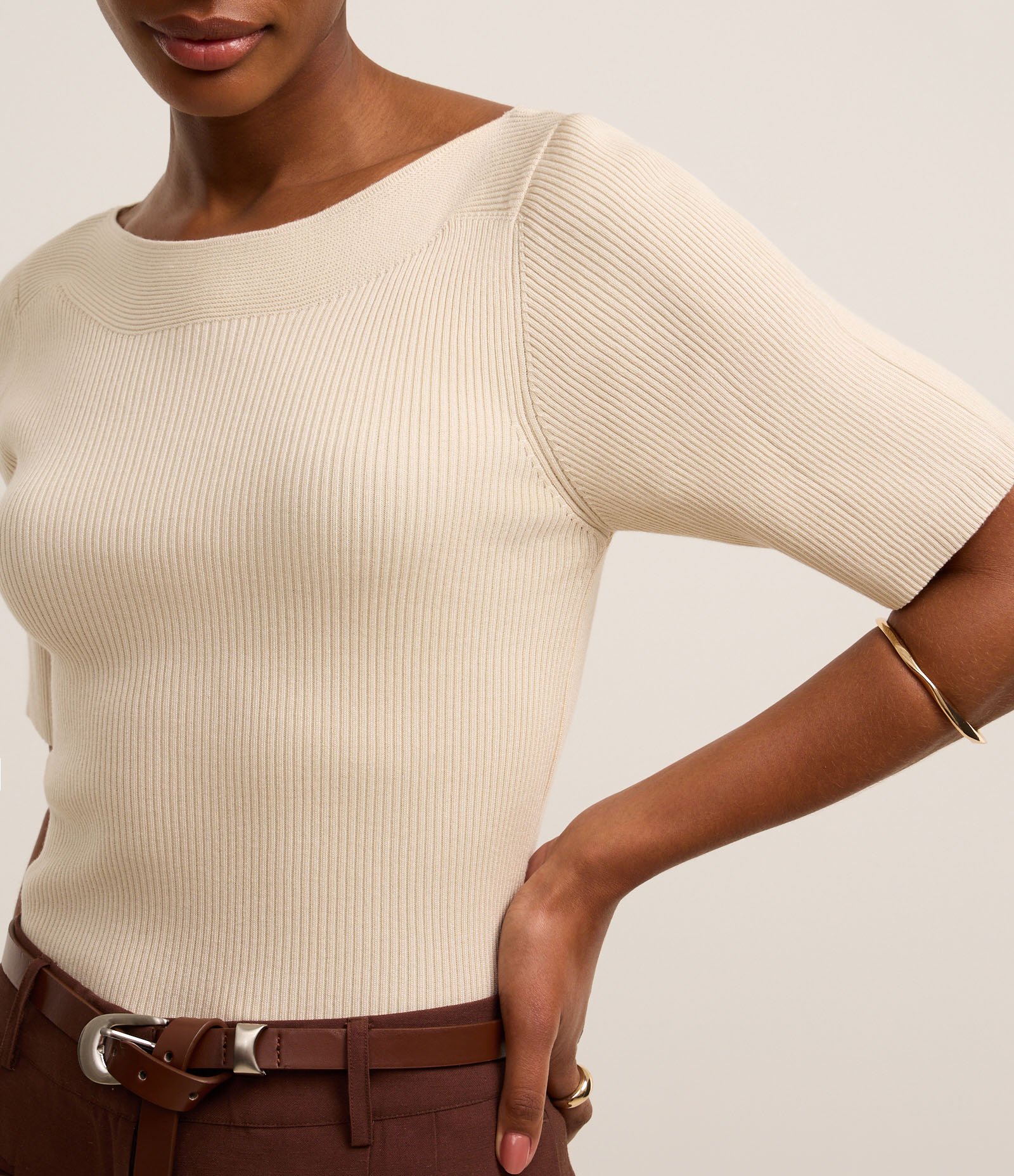 Blusa Básica em Tricô com Gola Canoa Bege Claro 3