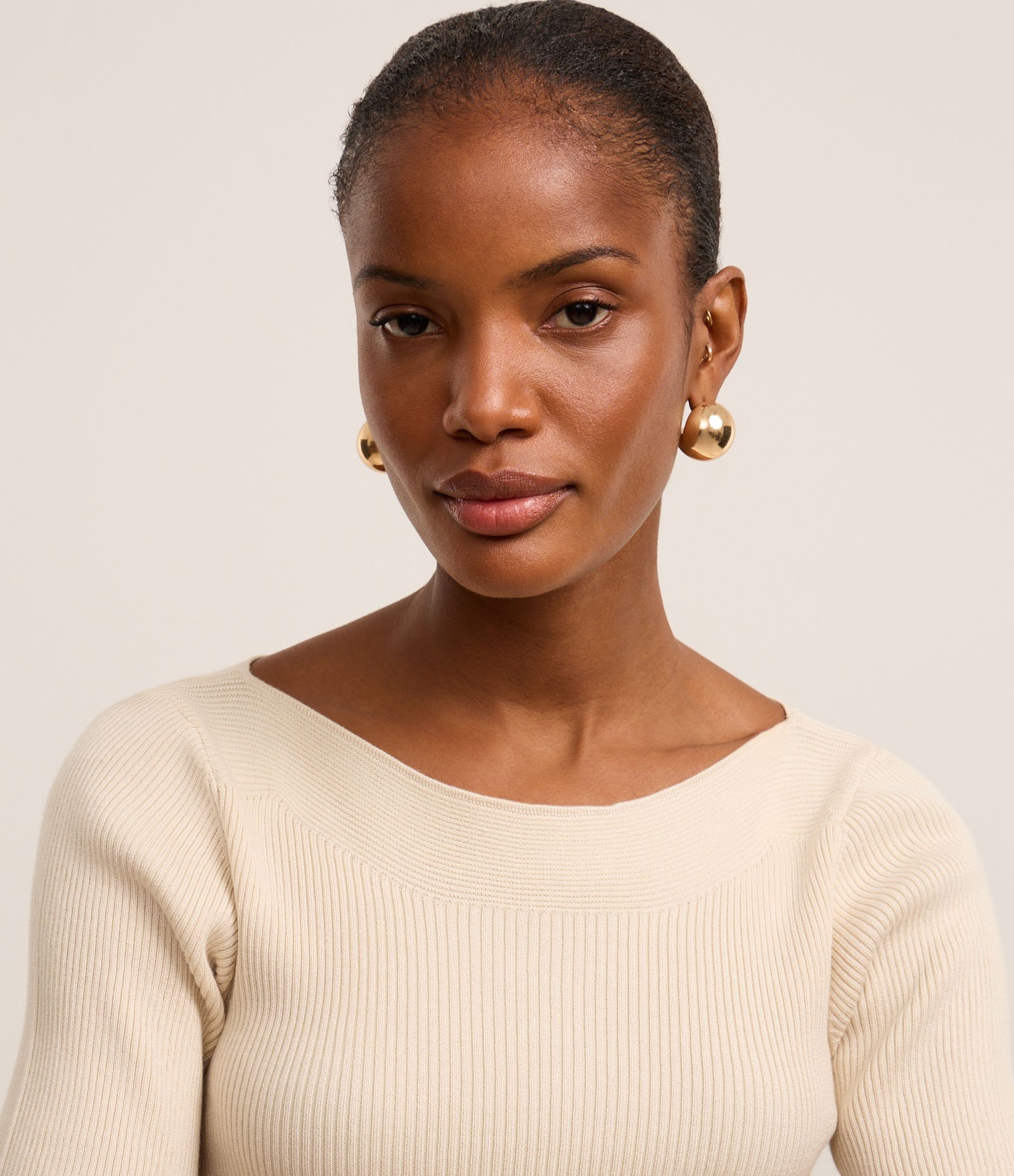 Blusa Básica em Tricô com Gola Canoa Bege Claro 4