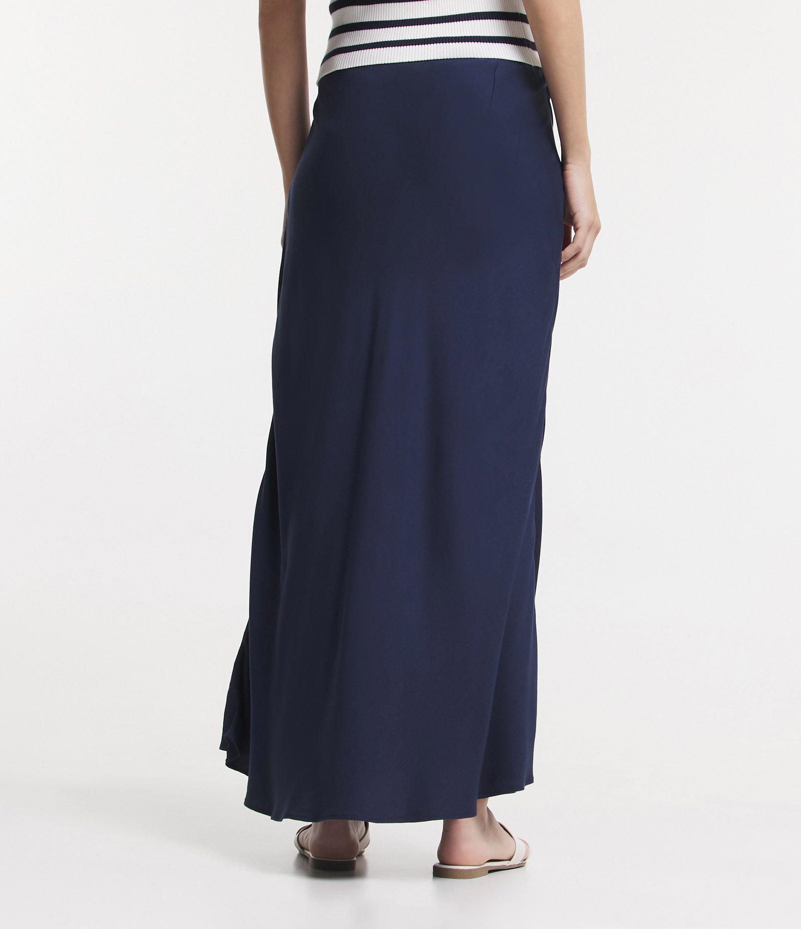 Saia Midi Evasê em Viscose Azul Marinho 3